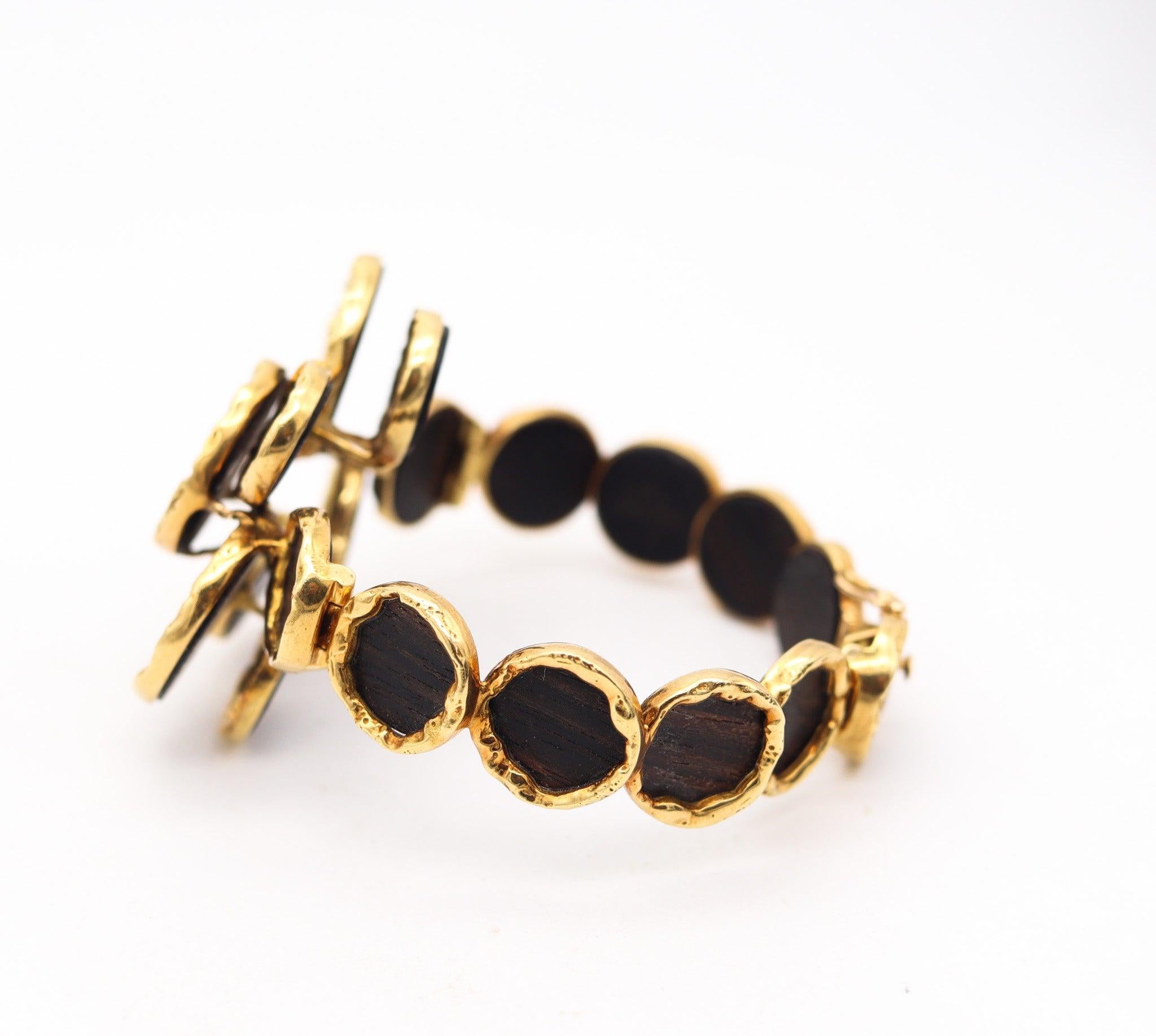 De las mujeres FRED Paris 1970 Brazalete escultórico de oro amarillo de 18 quilates y madera tallada en venta