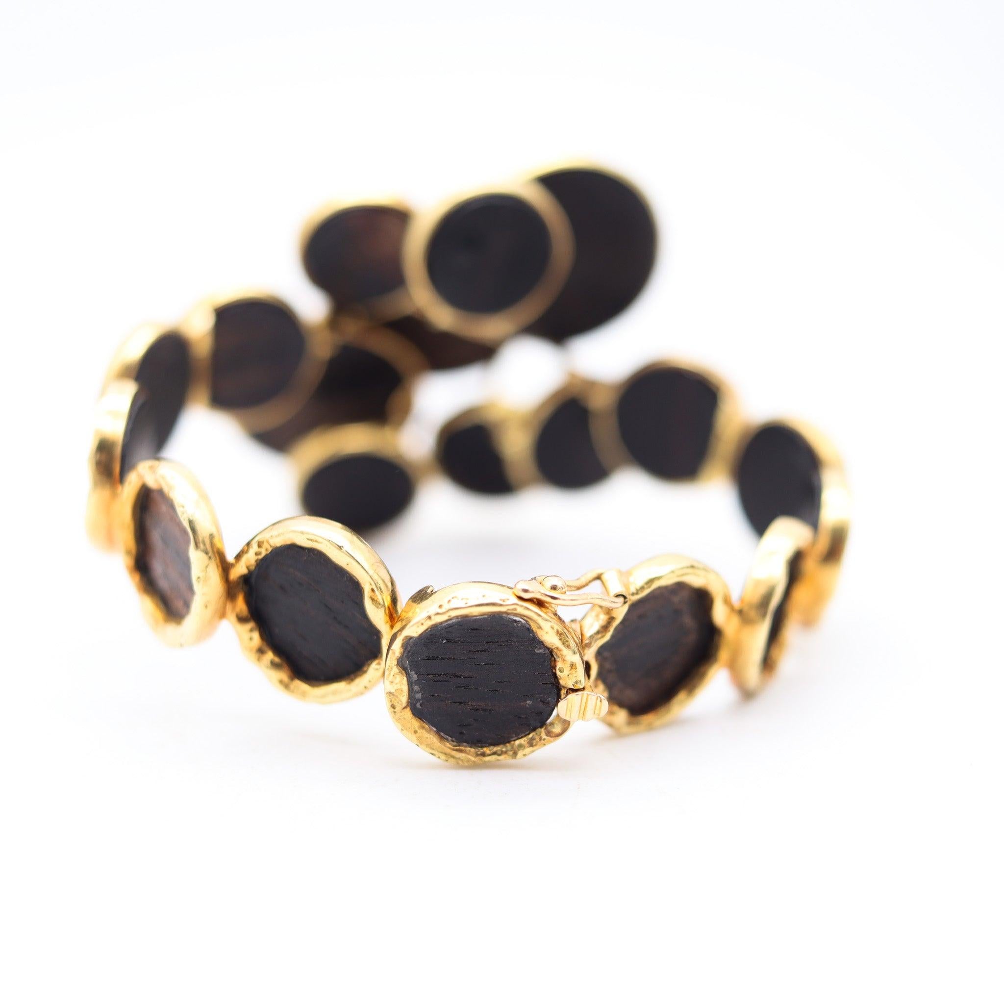 FRED Paris 1970 Brazalete escultórico de oro amarillo de 18 quilates y madera tallada en venta 1