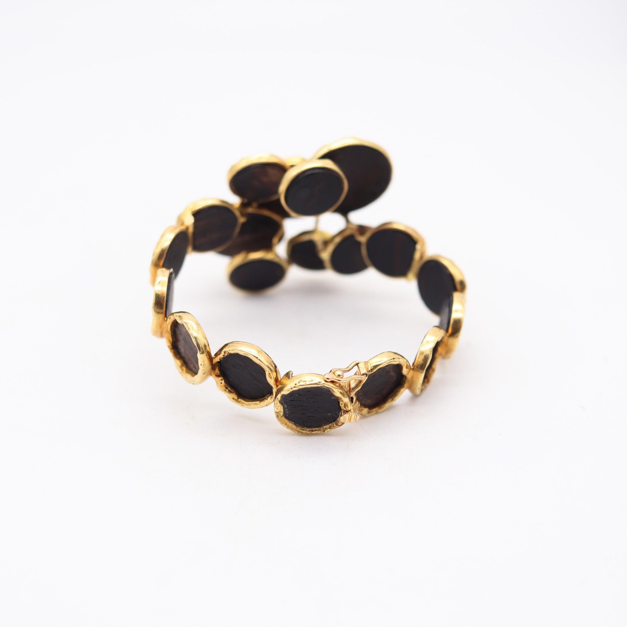 FRED Paris 1970 Brazalete escultórico de oro amarillo de 18 quilates y madera tallada en venta 2