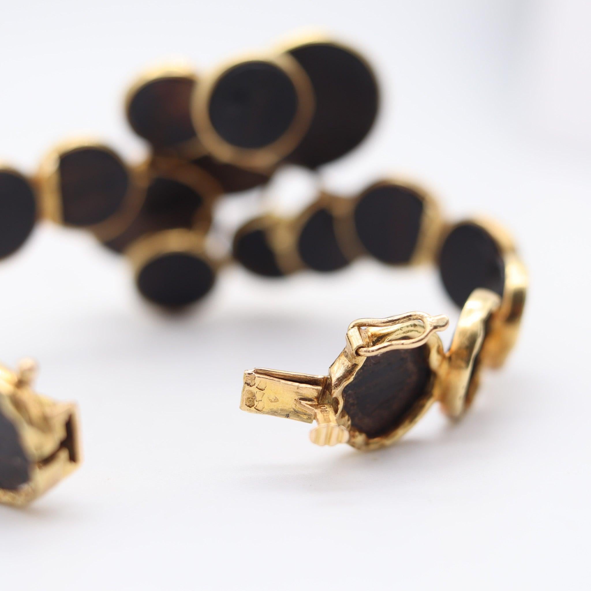 FRED Paris 1970 Brazalete escultórico de oro amarillo de 18 quilates y madera tallada en venta 3