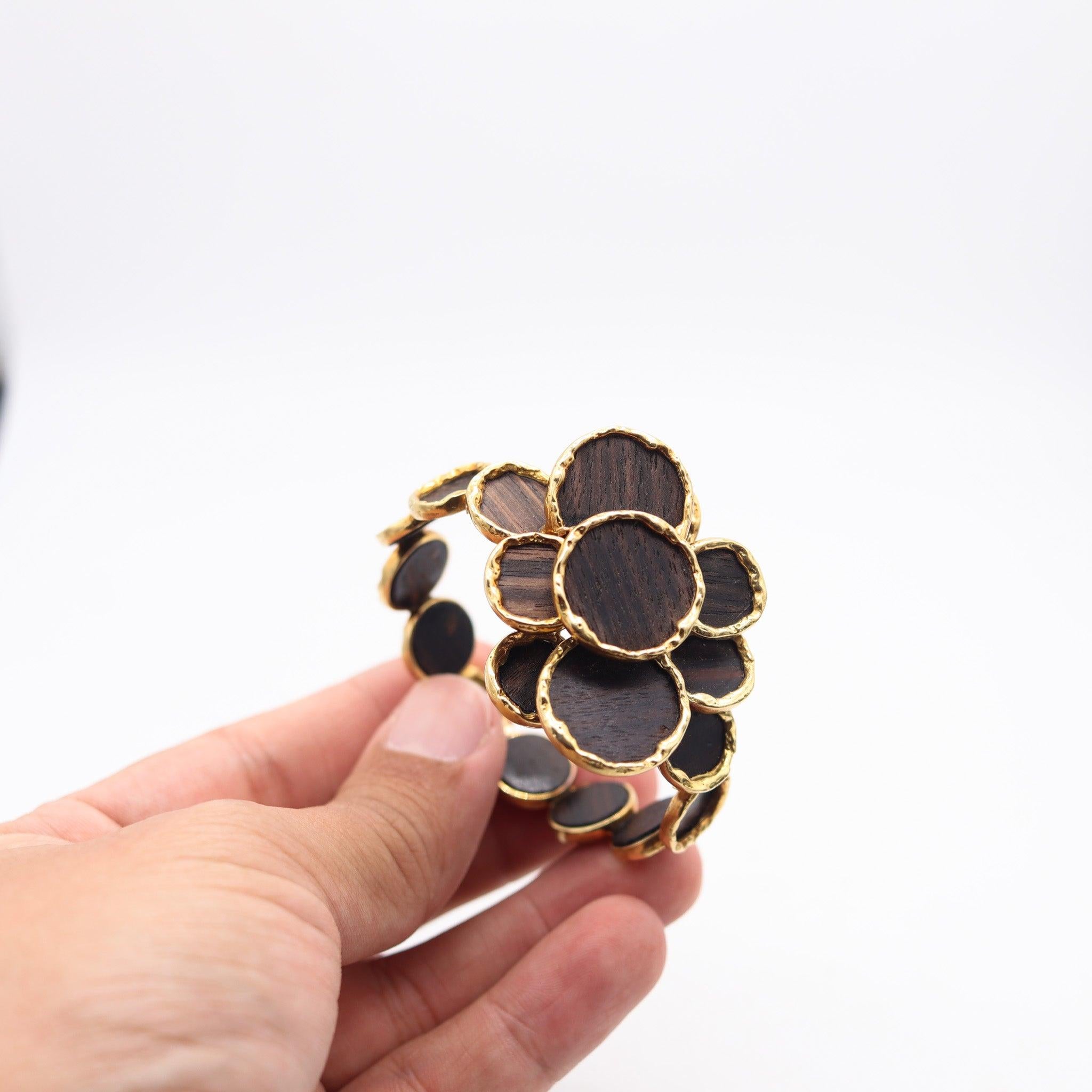 FRED Paris 1970 Brazalete escultórico de oro amarillo de 18 quilates y madera tallada en venta 4