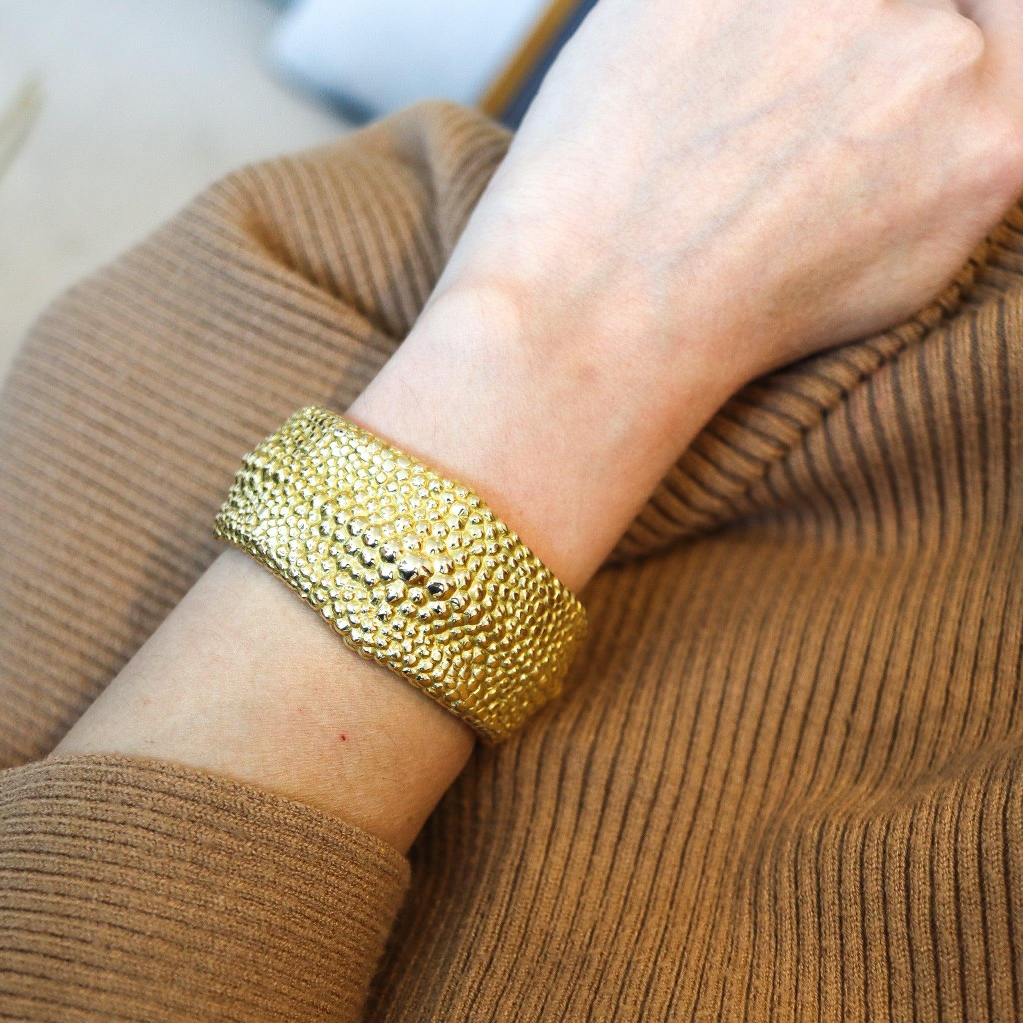 Manschettenarmband mit Galuchat-Muster, entworfen von Fred aus Paris.

Es handelt sich um ein äußerst seltenes Manschettenarmband, das Ende der 1970er Jahre in Paris vom Schmuckhaus Fred Joaillier entworfen wurde. Das Statement-Armband wurde
