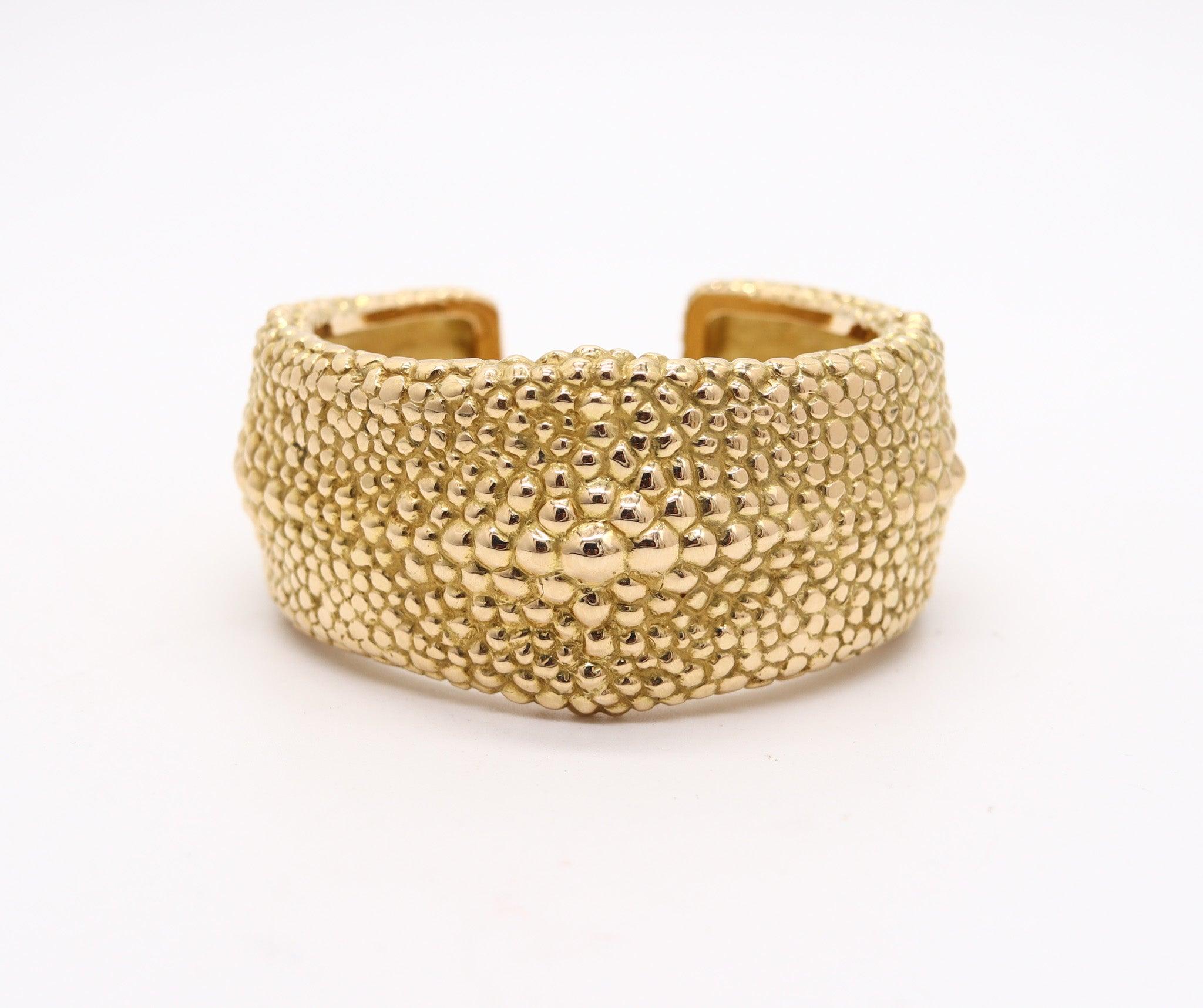 FRED Paris 1970 Texturiertes Galluchat-Manschettenarmband aus massivem 18 Karat Gelbgold (Modernistisch) im Angebot