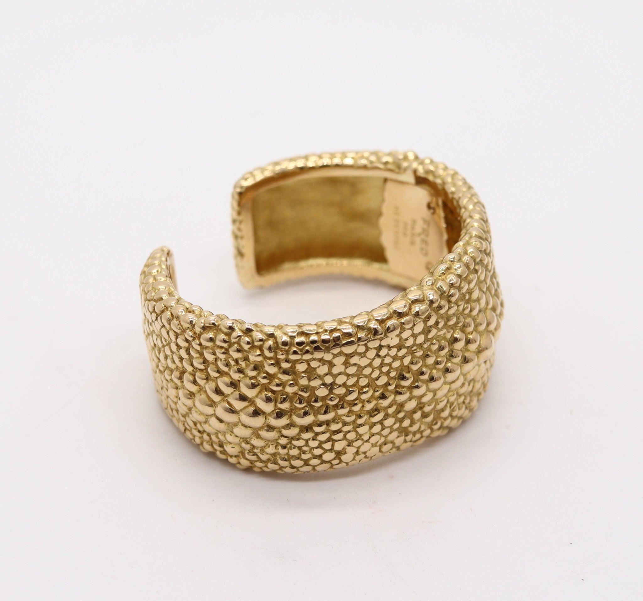 FRED Paris 1970 Texturiertes Galluchat-Manschettenarmband aus massivem 18 Karat Gelbgold im Zustand „Hervorragend“ im Angebot in Miami, FL