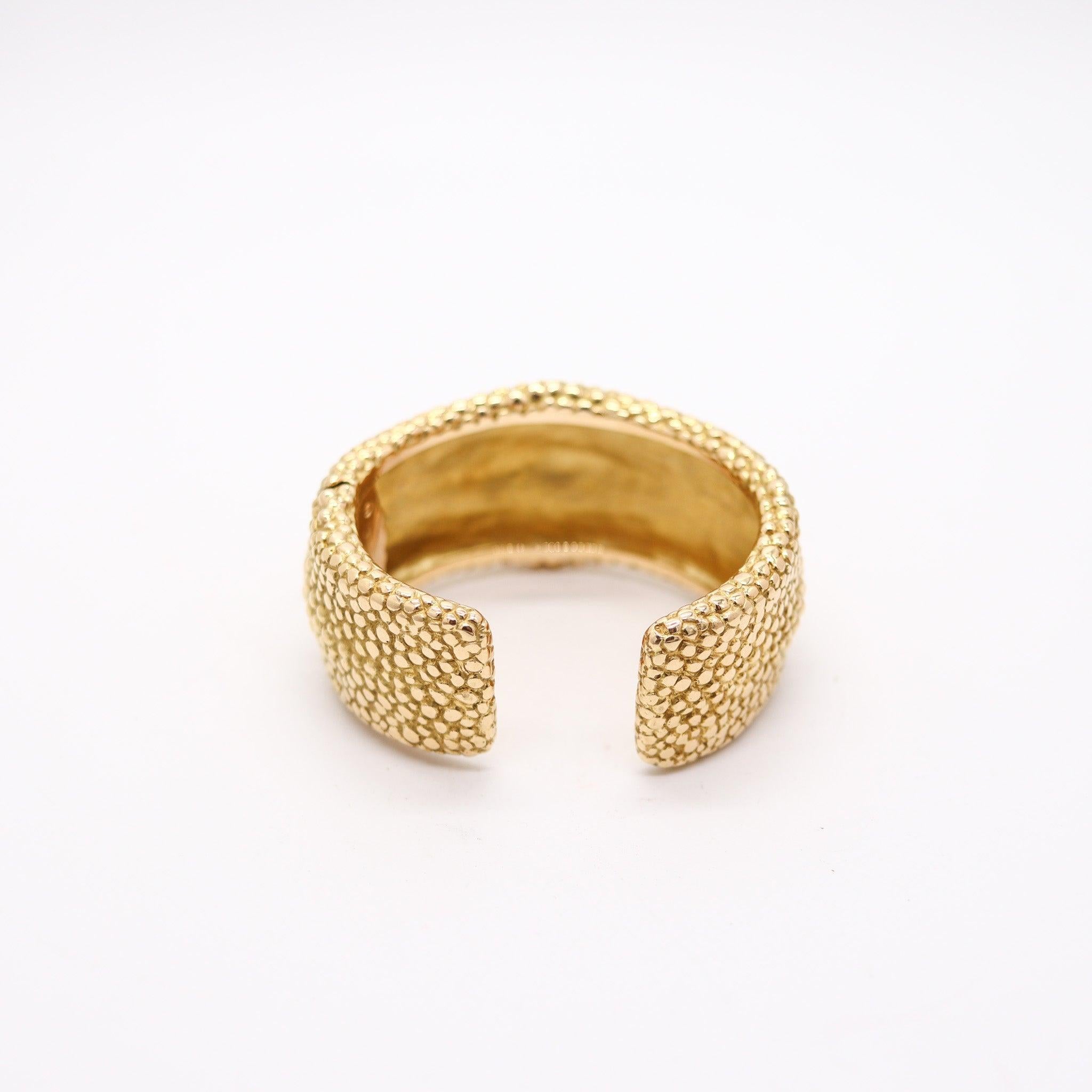 FRED Paris 1970 Texturiertes Galluchat-Manschettenarmband aus massivem 18 Karat Gelbgold Damen im Angebot