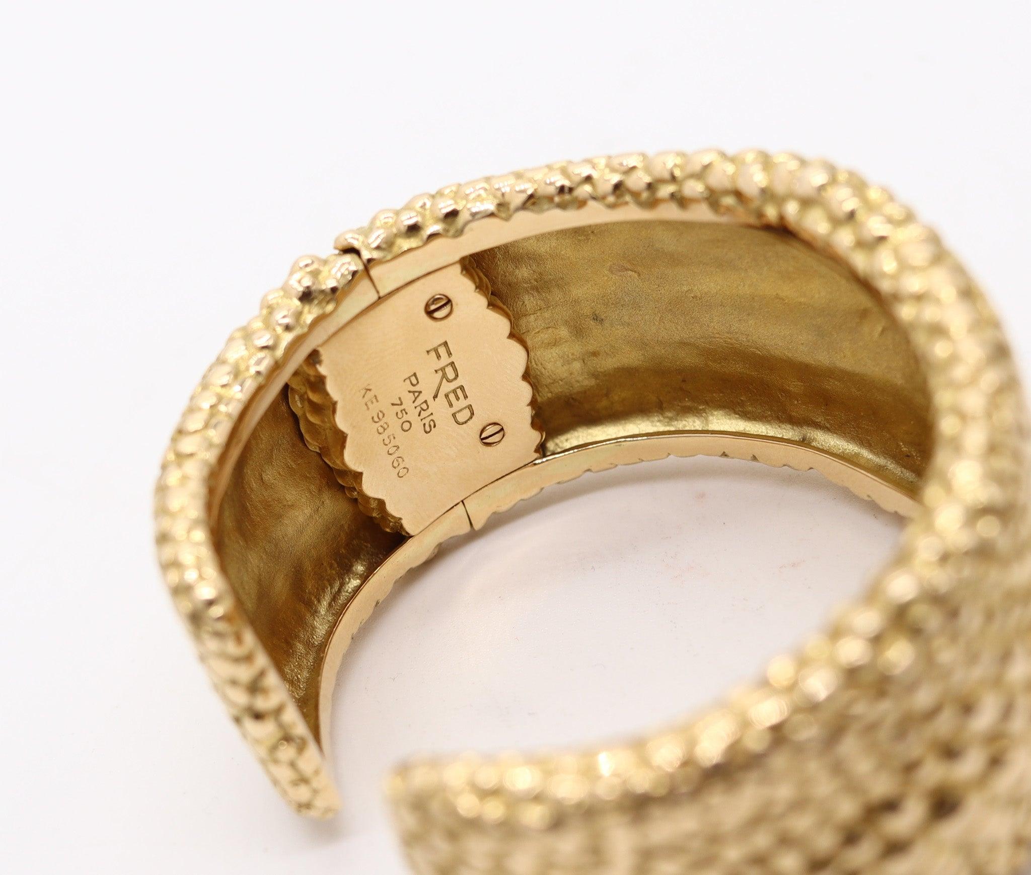 FRED Paris 1970 Texturiertes Galluchat-Manschettenarmband aus massivem 18 Karat Gelbgold im Angebot 1