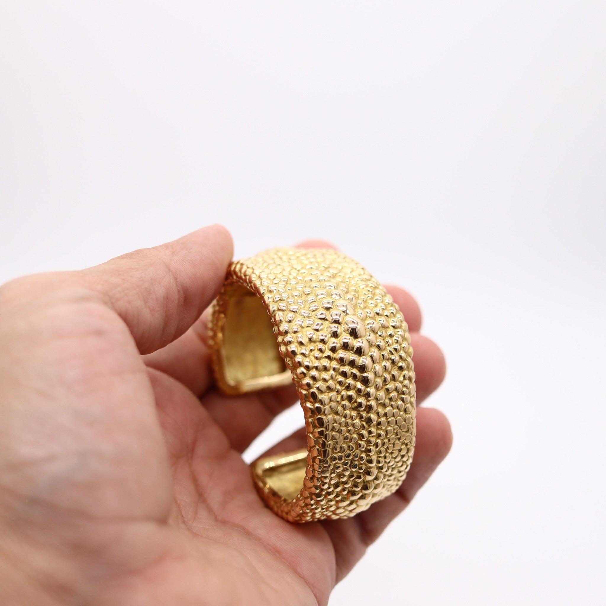 FRED Paris 1970 Texturiertes Galluchat-Manschettenarmband aus massivem 18 Karat Gelbgold im Angebot 2