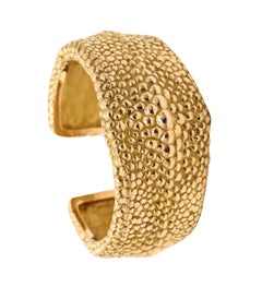 FRED Paris 1970 Texturiertes Galluchat-Manschettenarmband aus massivem 18 Karat Gelbgold