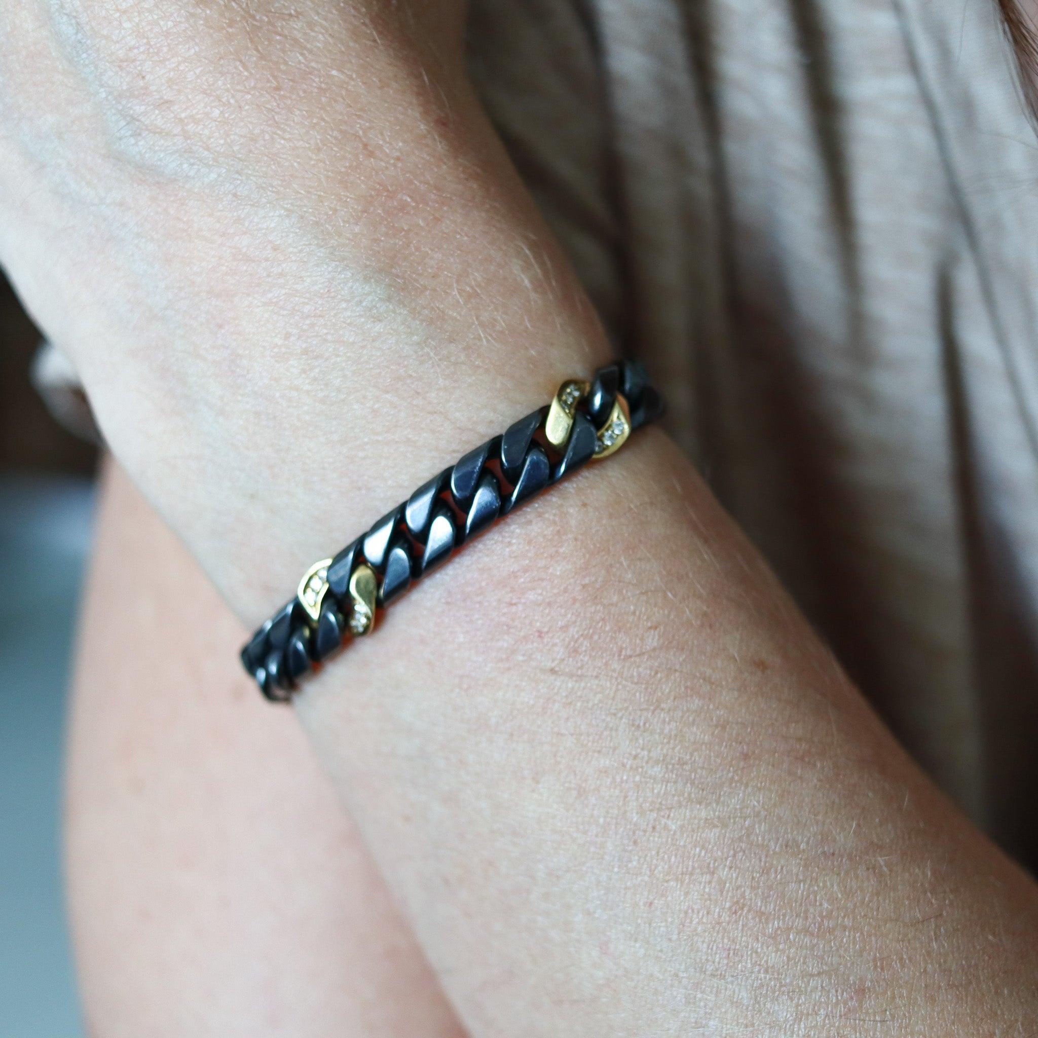Bracciale A Link disegnato da Fred of Paris.

Si tratta di una bellissima catena a bracciale creata a Fred Paris, in Francia, dalla casa di gioielli Fred Joaillier, alla fine degli anni Settanta. Il bracciale è stato realizzato con parti in oro