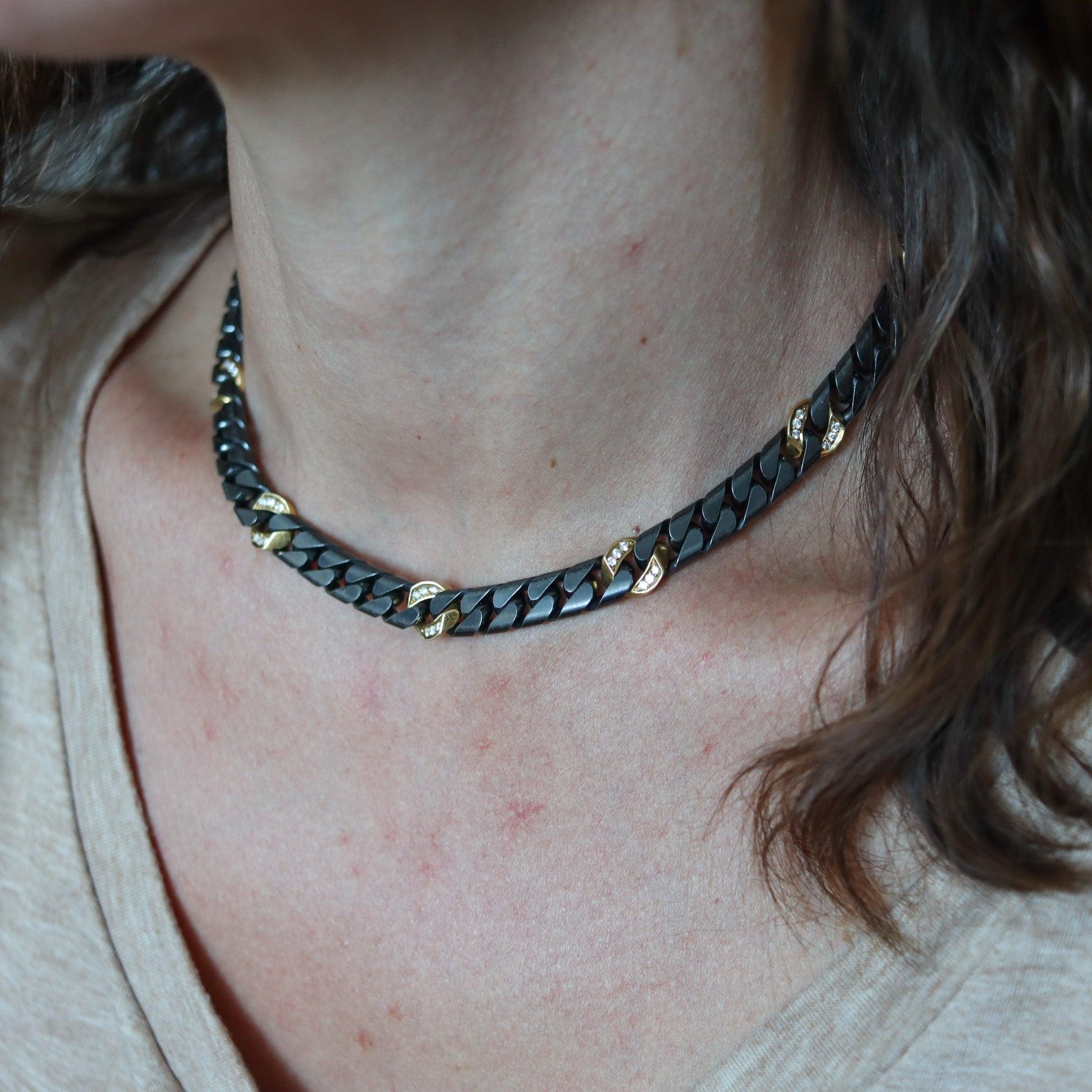 Collana a maglie disegnata da Fred of Paris.

Si tratta di una bellissima collana a stazioni creata a Fred Paris, in Francia, dalla casa di gioielli Fred Joaillier, alla fine degli anni Settanta. La collana è stata realizzata con parti in oro giallo