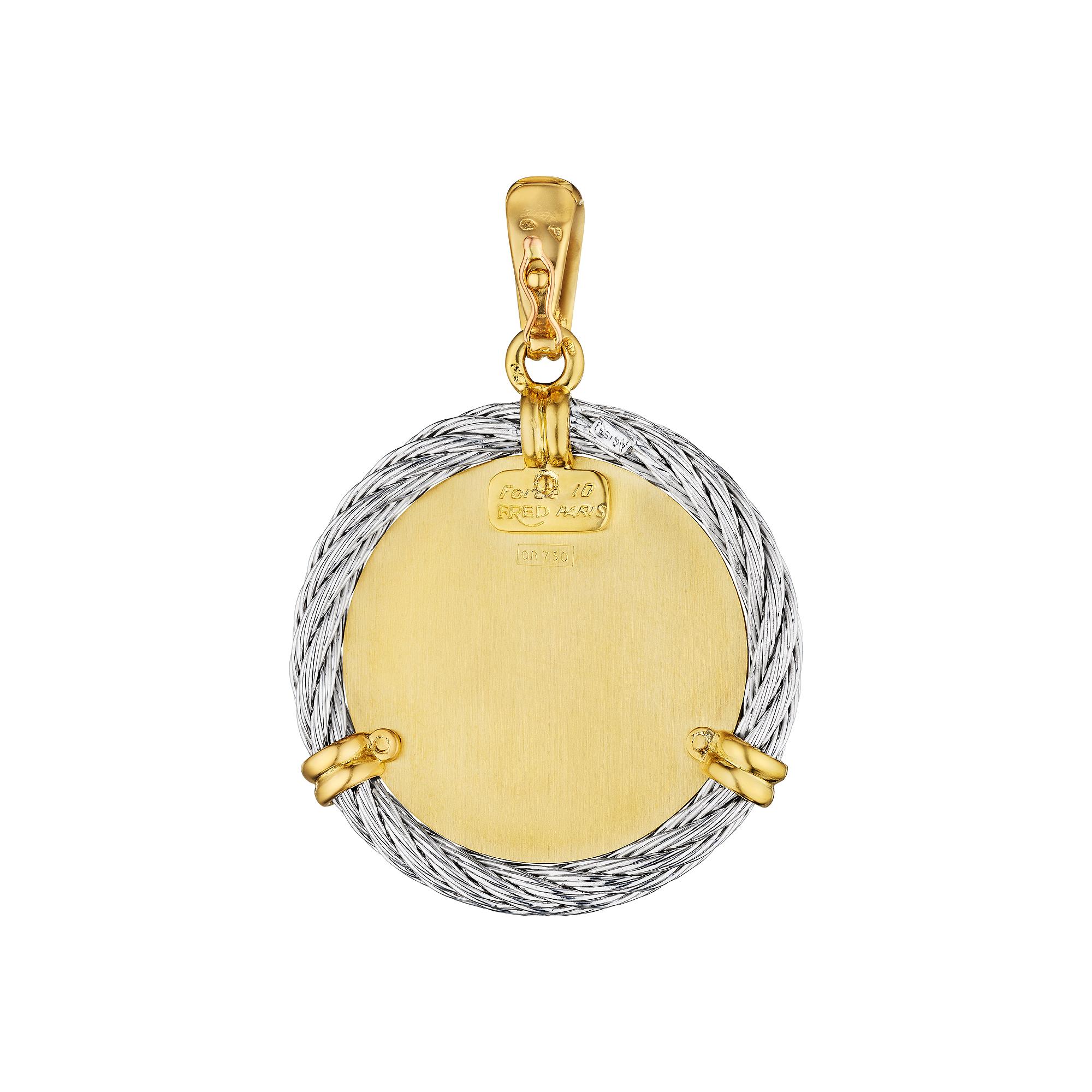 Portez le 11e signe du Zodiac avec ce pendentif disque vintage Verseau de Fred Paris en or jaune 18 carats et acier inoxydable.  Avec un puissant Verseau 