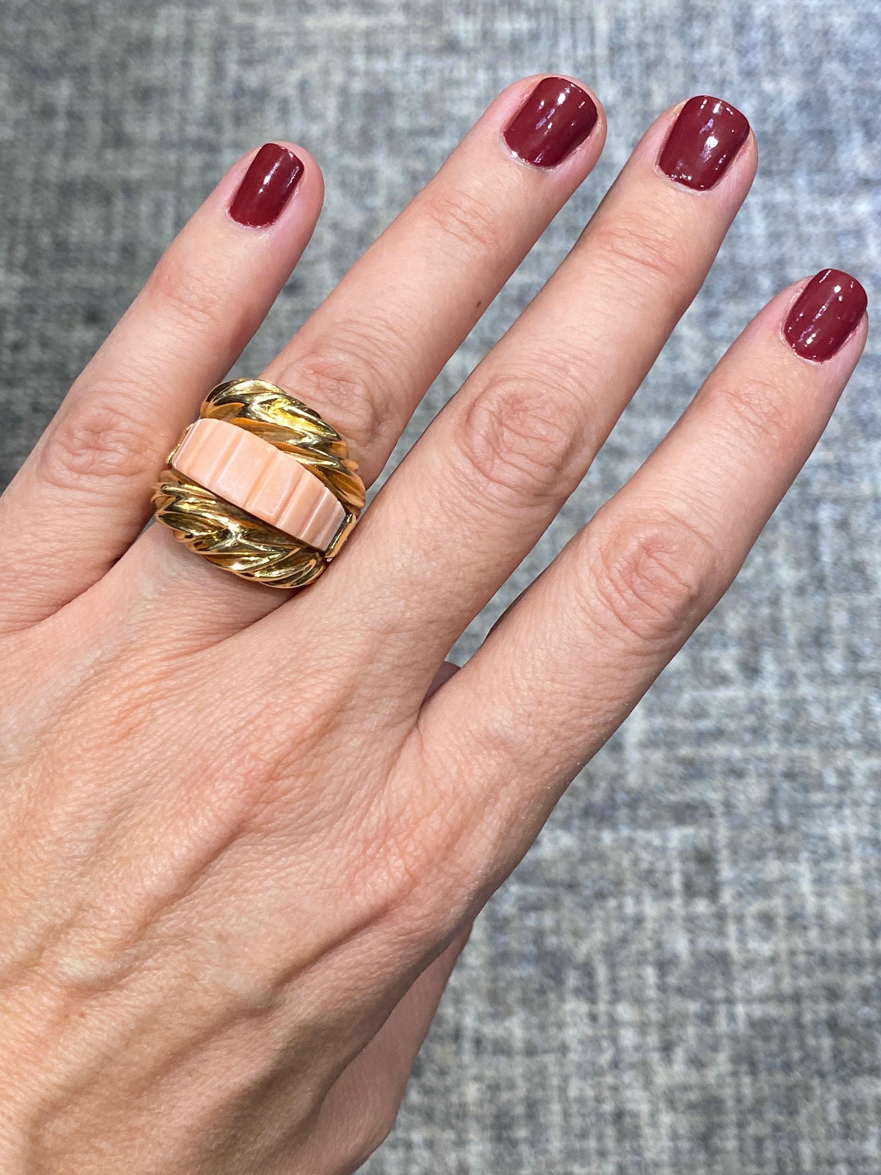 Dieser einzigartige Cocktailring von Fred Paris aus 18 Karat Gold, Koralle und Diamanten zeigt eine einzelne geschnitzte rosa Koralle. Er ist ein Statement-Ring und kann sowohl tagsüber als auch zu einer Abendgarderobe getragen werden. Dieses