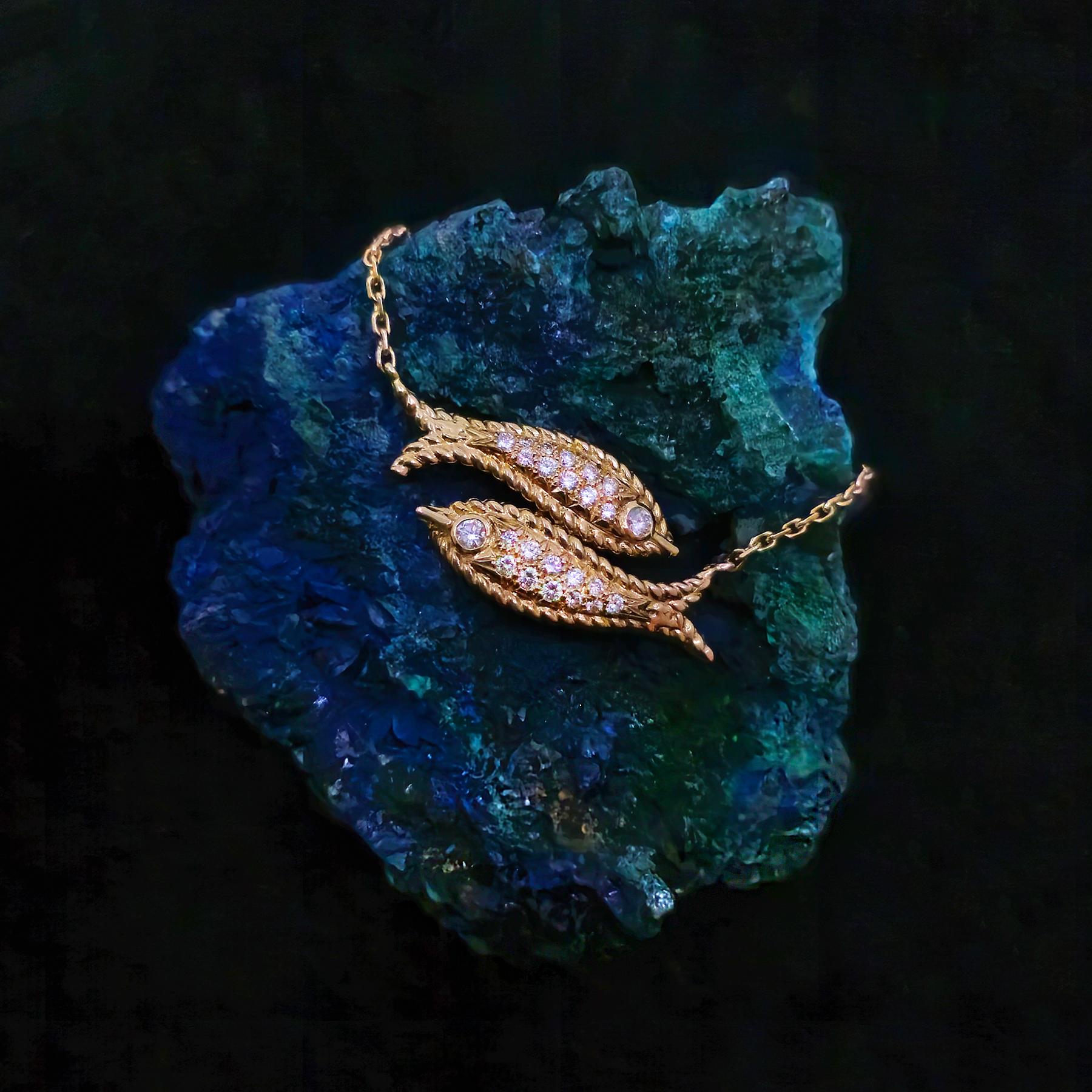 Collier court en diamant et or jaune 18 carats, zodiac (Poissons), par Fred, Paris. 

Ce pendentif sophistiqué de style Zodiac représente deux poissons nageant dans des directions opposées. Un magnifique collier pendentif, à porter tout le temps, et