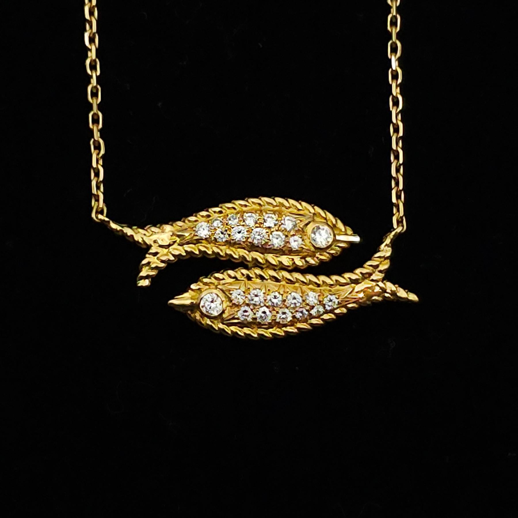 Taille ronde Fred Paris Collier pendentif poissons en or 18 carats et diamants en vente