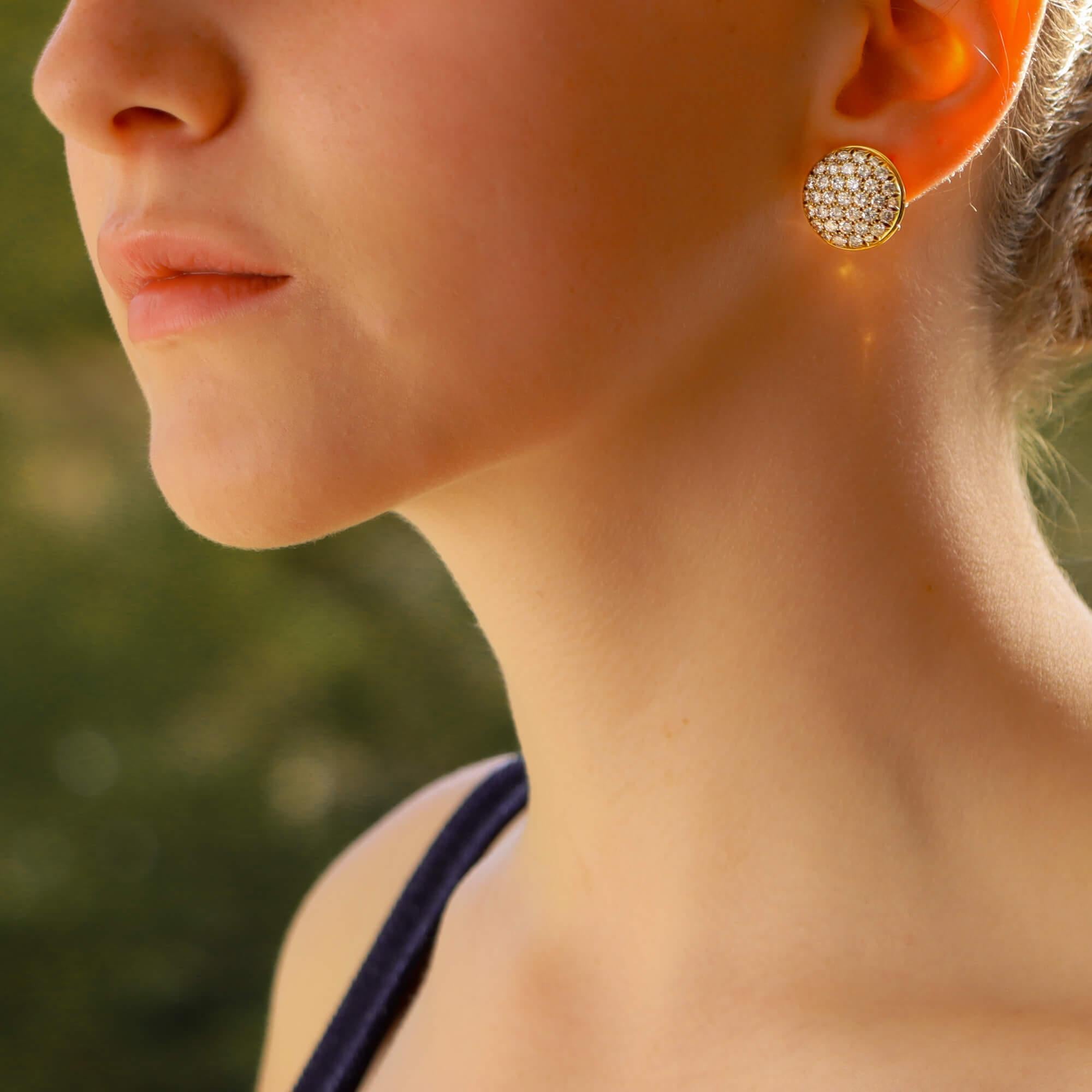 Ein elegantes Paar runde Ohrringe mit Diamanten in Pavé-Fassung aus 18 Karat Gelbgold, signiert Fred Paris. Das Paar ist in einem schlichten, aber wirkungsvollen Design gefasst und besteht aus jeweils etwa 36 runden Diamanten im Brillantschliff.