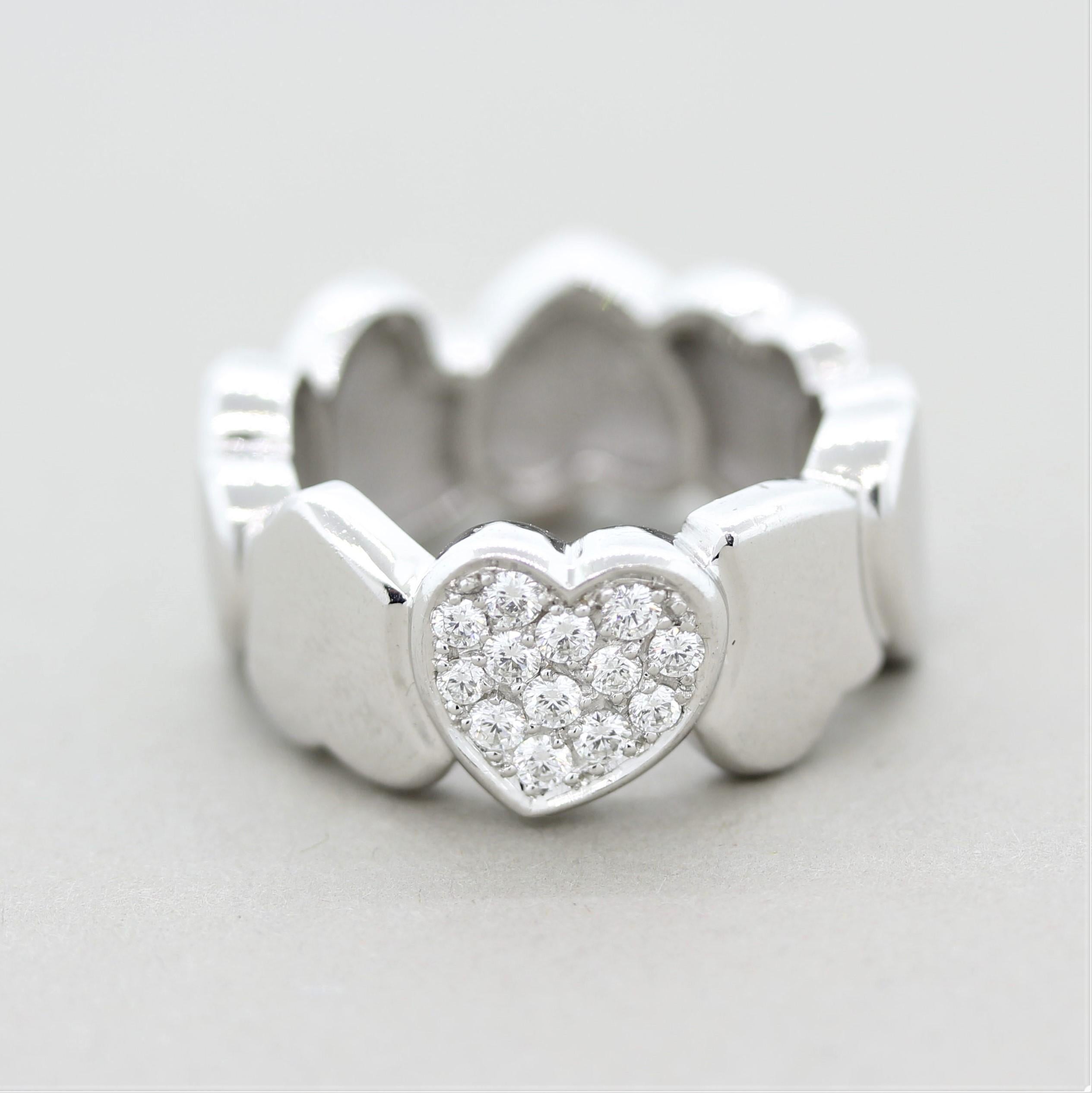 Ein süßes Stück:: das in Frankreich von Designer Fred hergestellt wurde. Er ist mit 0::36 Karat runden Diamanten im Brillantschliff in einer Herzfassung besetzt. Der Ring selbst besteht aus miteinander verbundenen Herzen aus 18 Karat Weißgold.