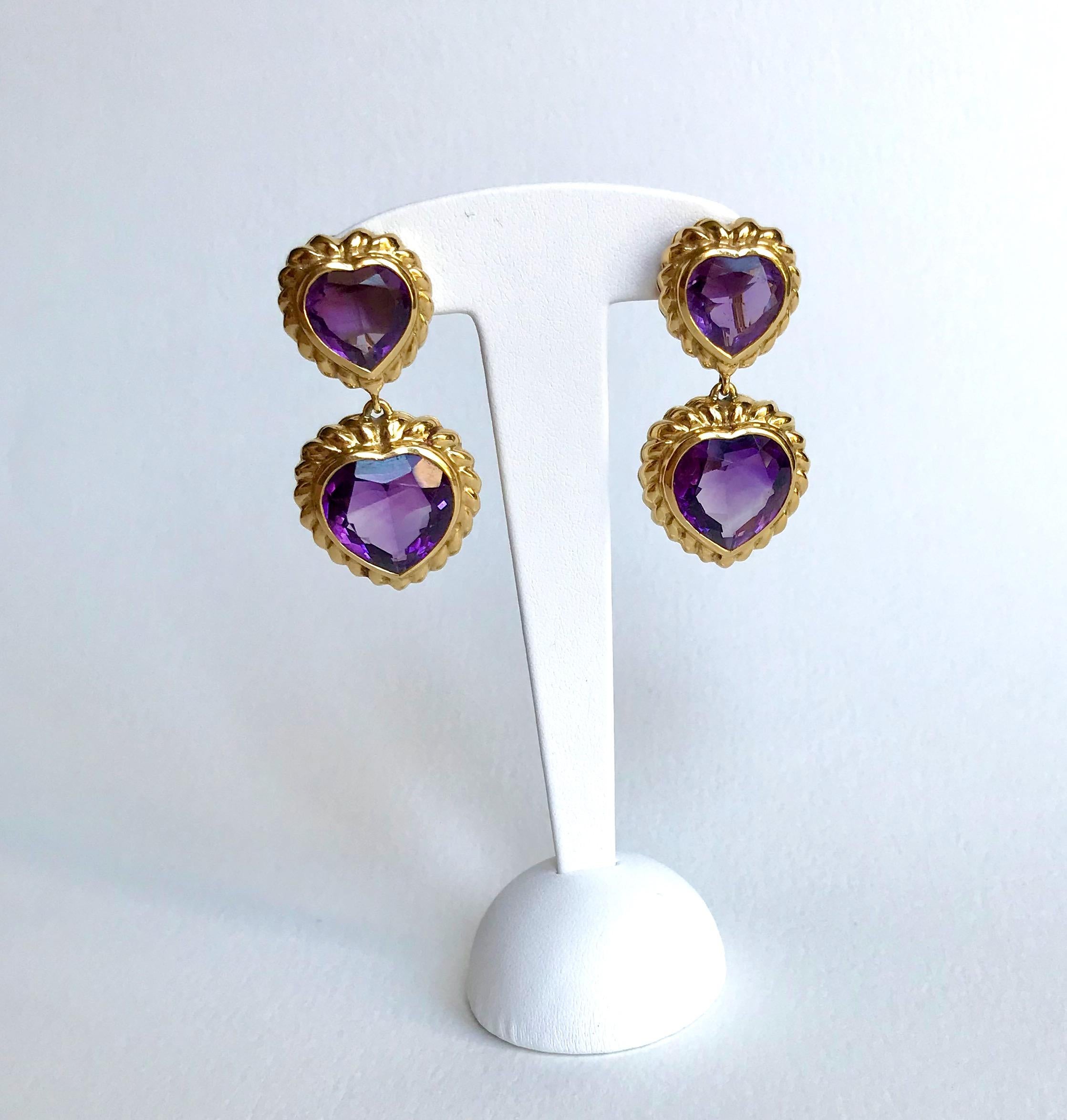 FRED Earrings in gadrooned 18-carat yellow gold setting two large heart-shaped amethysts in a bezel setting.
Dimensions of the amethysts: the top one is 1.3 x 1.3 cm, the bottom one is 1.7 x 1.7 cm
Height of earrings: 5 cm Width: 2.5 cm
For pierced