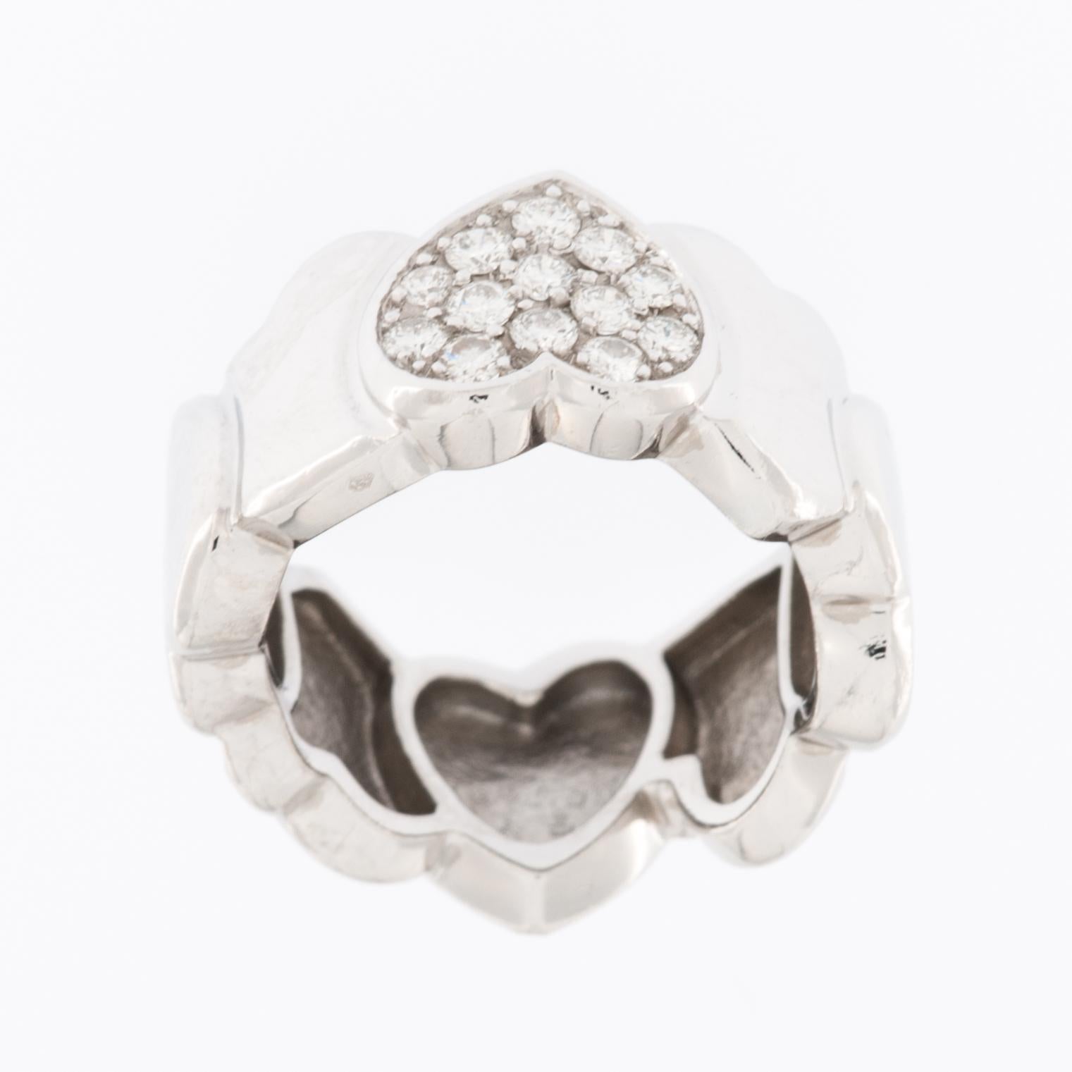 La bague à diamant en forme de cœur FRED PARIS est un bijou luxueux et exquis en or blanc 18 carats. Cette bague est conçue pour être un symbole d'amour et d'affection et est composée de 8 cœurs. 

La bague est fabriquée en or blanc 18 carats, qui