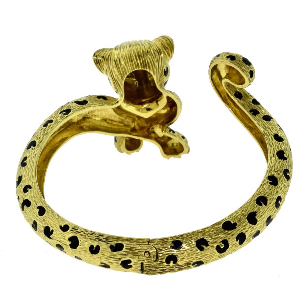 Fred Paris Leopard Bangle in Yellow Gold with Emeralds and Diamonds In Good Condition In Miami, FL