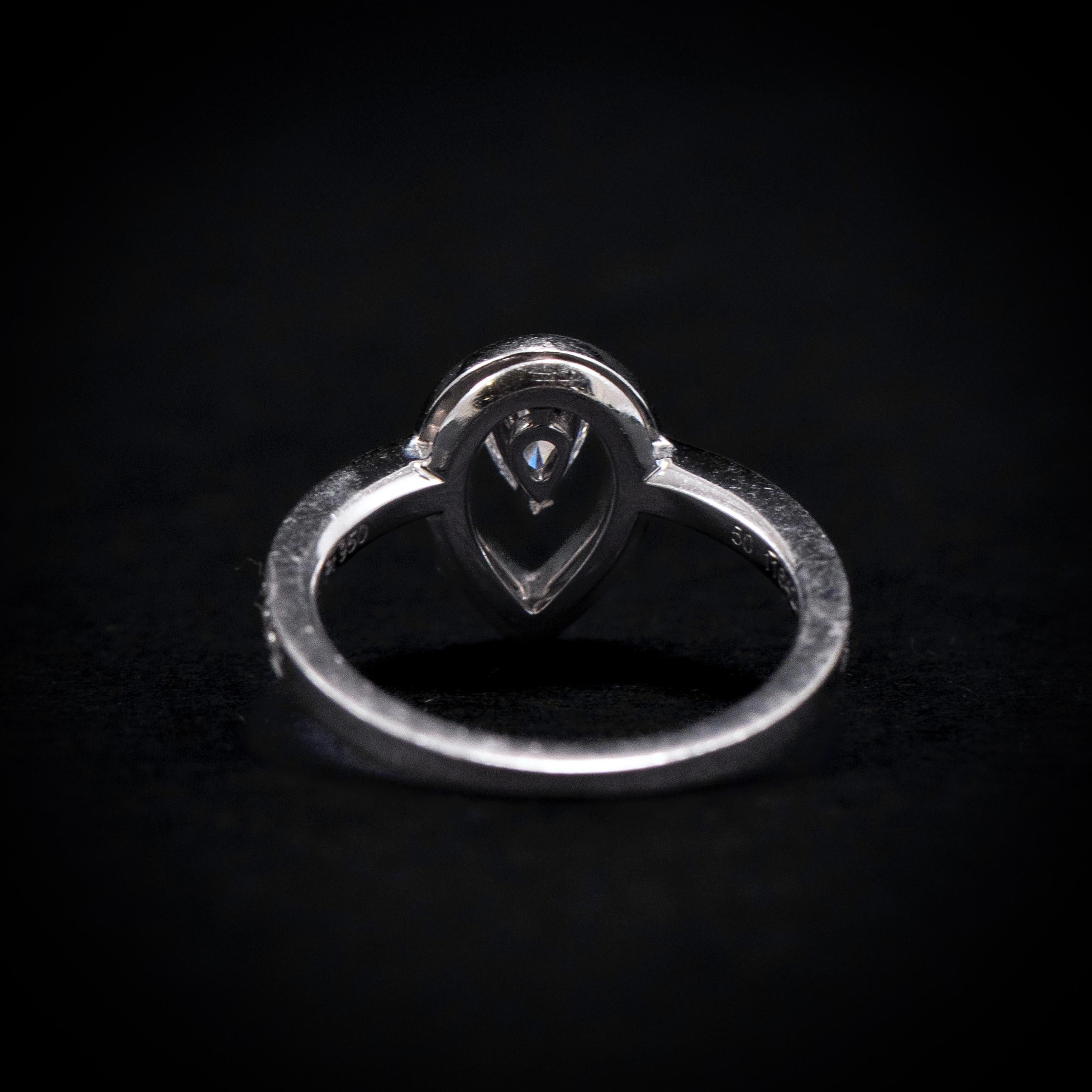 Fred Paris Lovelight GIA Color D Diamante brillante pera Anillo de compromiso en platino en venta 1