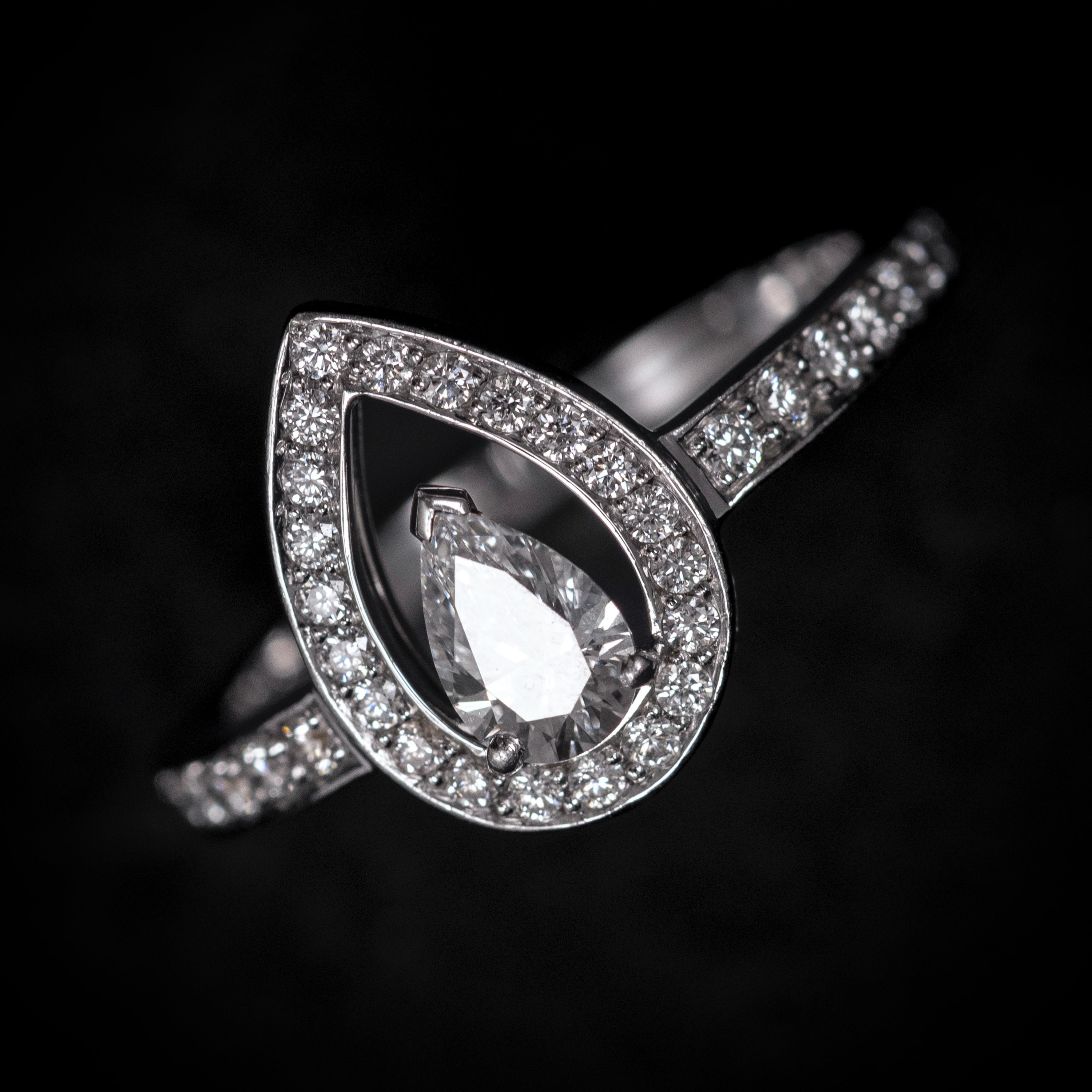 Fred Paris Lovelight GIA Color D Diamante brillante pera Anillo de compromiso en platino en venta