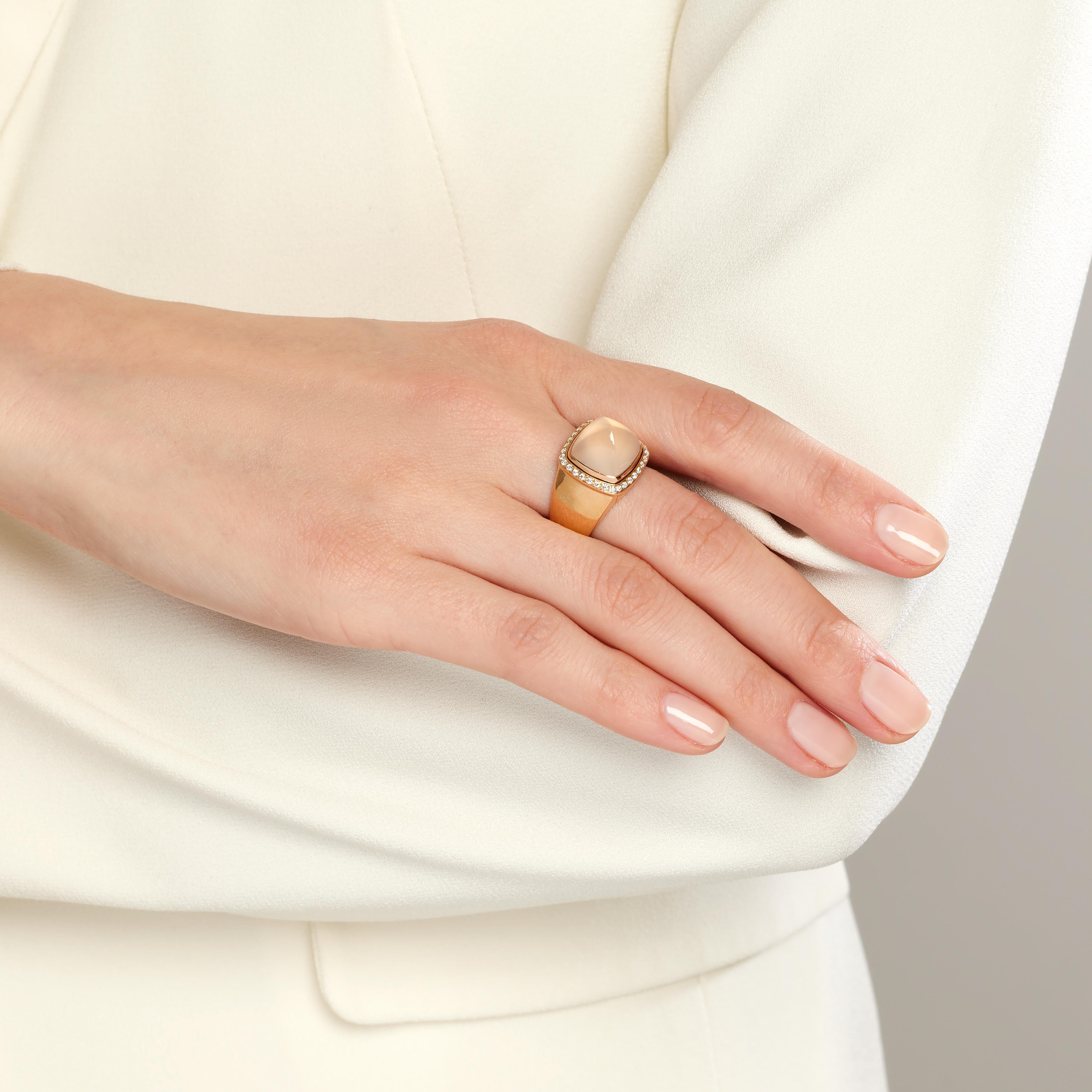 Anello medio Pain de Sucre di Fred in oro rosa 18 carati, quarzo rosa e diamanti.
Questa è l'ultima versione intercambiabile con cabochon rimovibile.
Prezzo originale: 7.730 euro.
Condizioni: ottime condizioni. 
Dimensione: 53.
Larghezza: 1,4