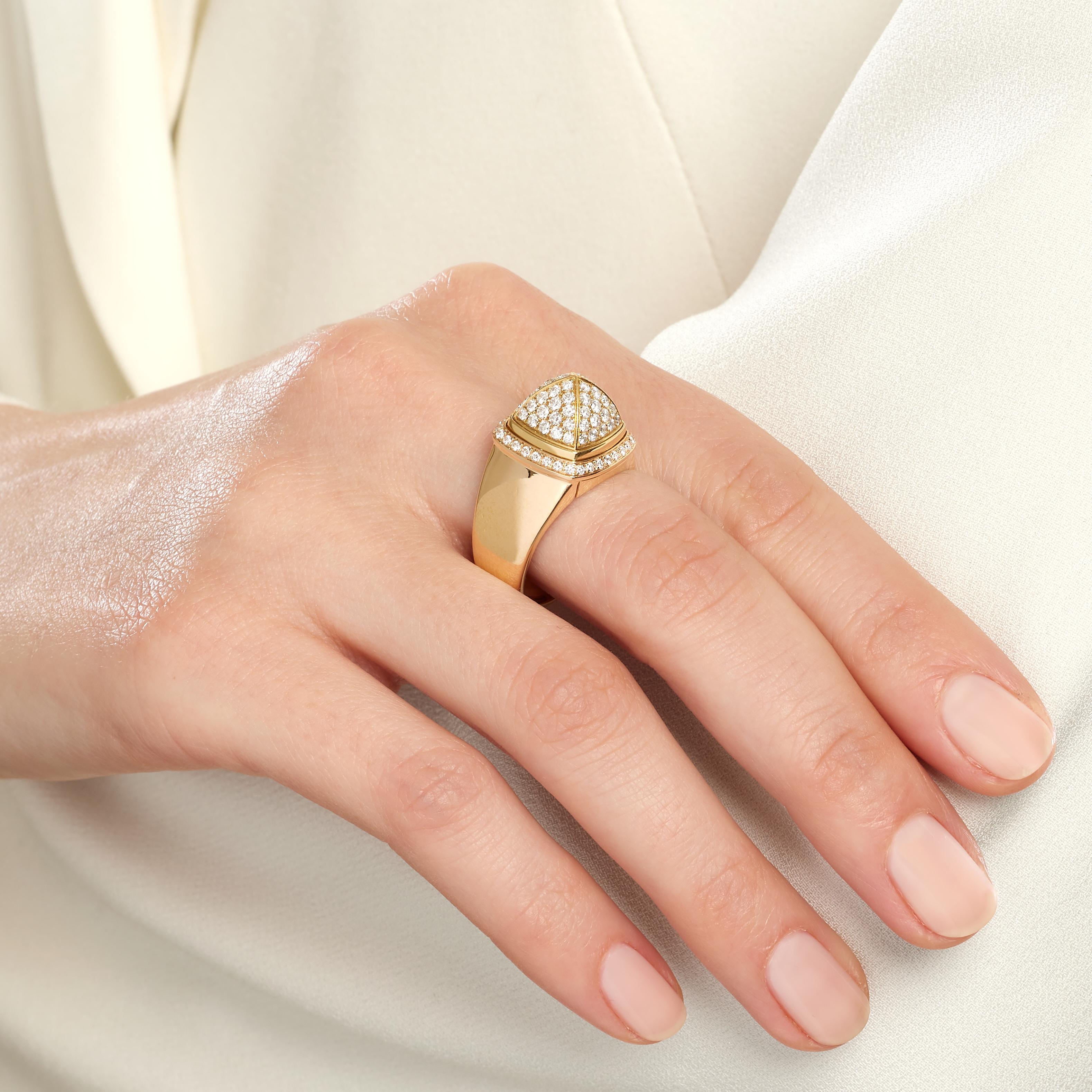 FRED Pain de Sucre mittlerer Ring aus 18 Karat Gelbgold und Diamanten. 
Dies ist die neueste austauschbare Version mit abnehmbarem Cabochon. 
Neuer Preis: 12.050 €.
Zustand: sehr guter Zustand.
Größe: 56.
Breite: 1,4 cm.
Gewicht des Diamanten: 0,20