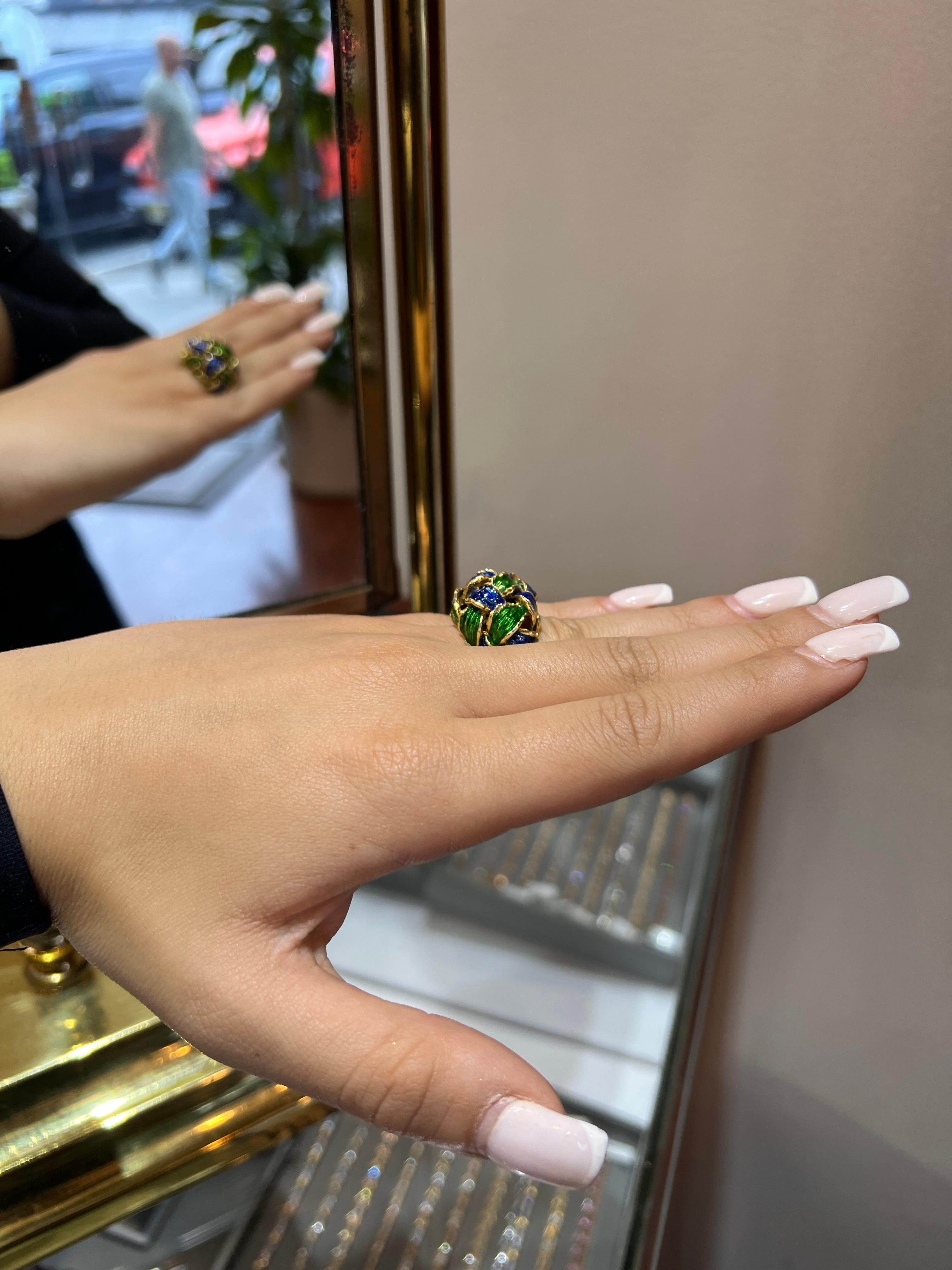 Fred Paris Ring Blue and Green Enamel Handmade 18k yellow Gold RIng France 1960 en vente 1