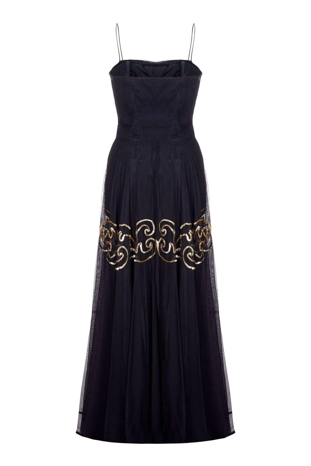 Cette superbe robe de soirée en mousseline de soie noire de Fred, datant de la fin des années 1940 ou du début des années 1950, avec gants assortis, est conçue pour faire tourner les têtes sur la piste de danse. Cette pièce fait partie de la gamme