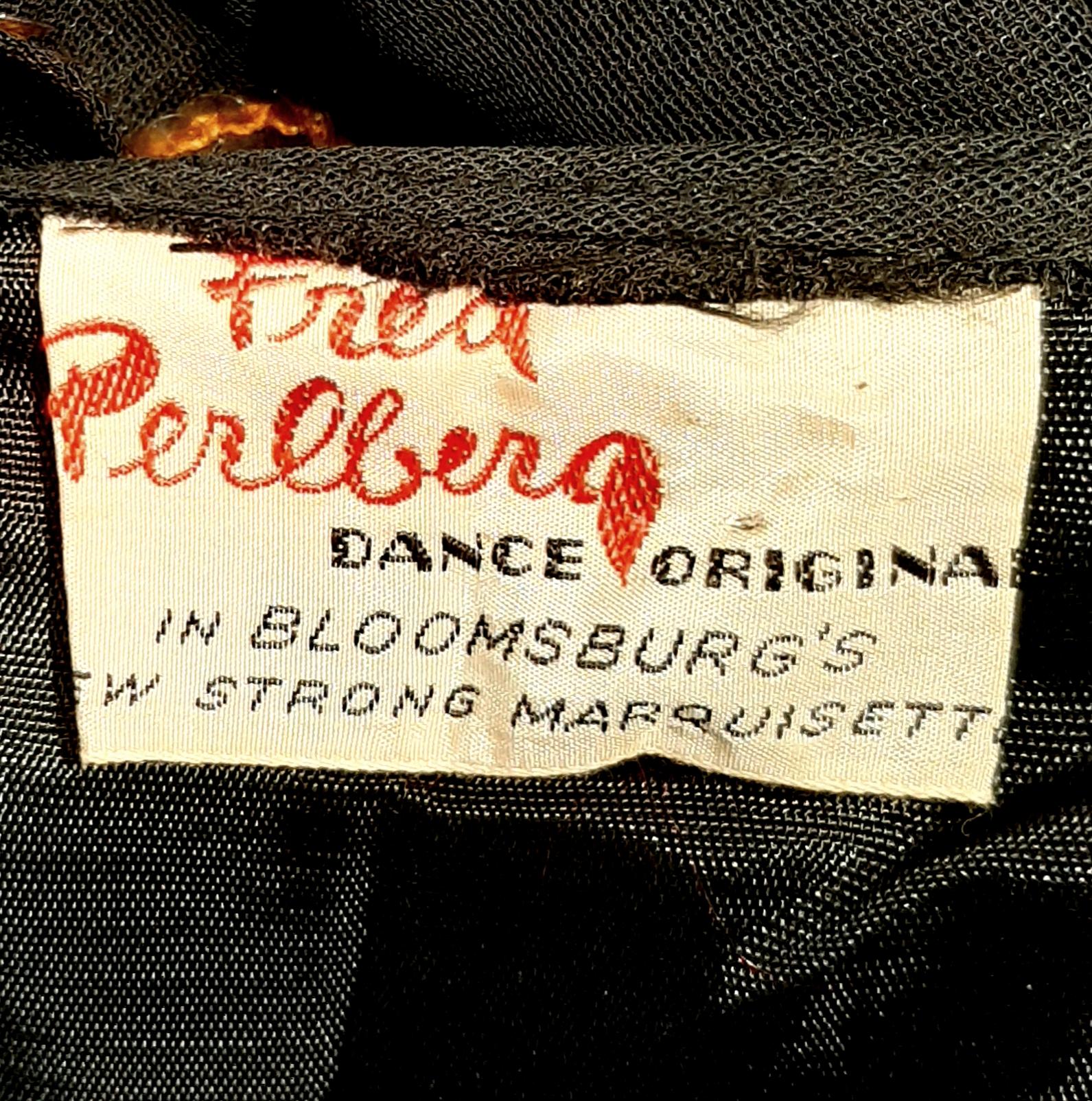 Fred Perlberg - Robe de soirée noire et dorée des années 1940 avec gants assortis en vente 1