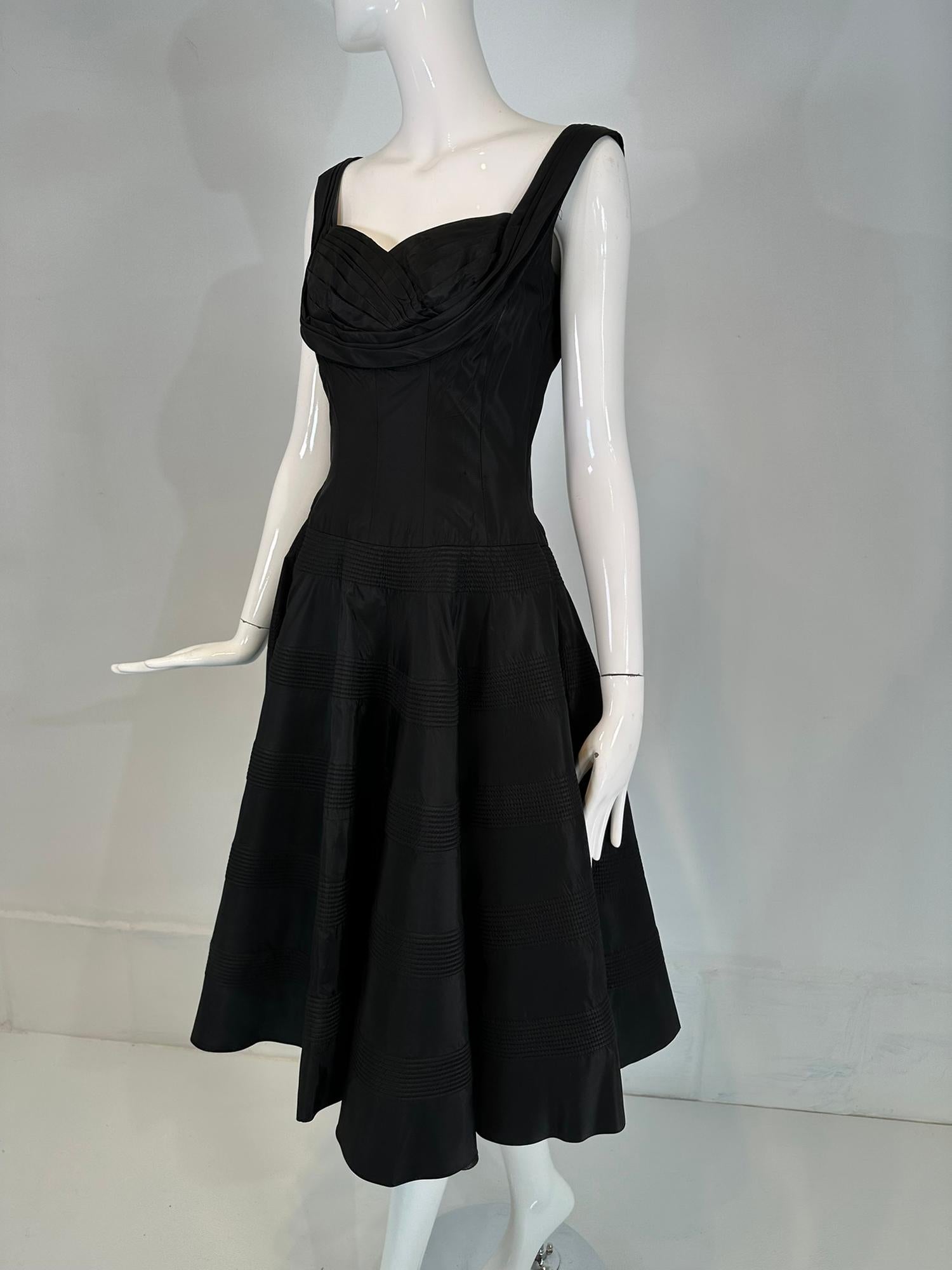 Fred Perlberg 1950er Jahre Schwarzes gestepptes Abendkleid aus Taft mit Rundhalsausschnitt und vollem Rock im Angebot 9