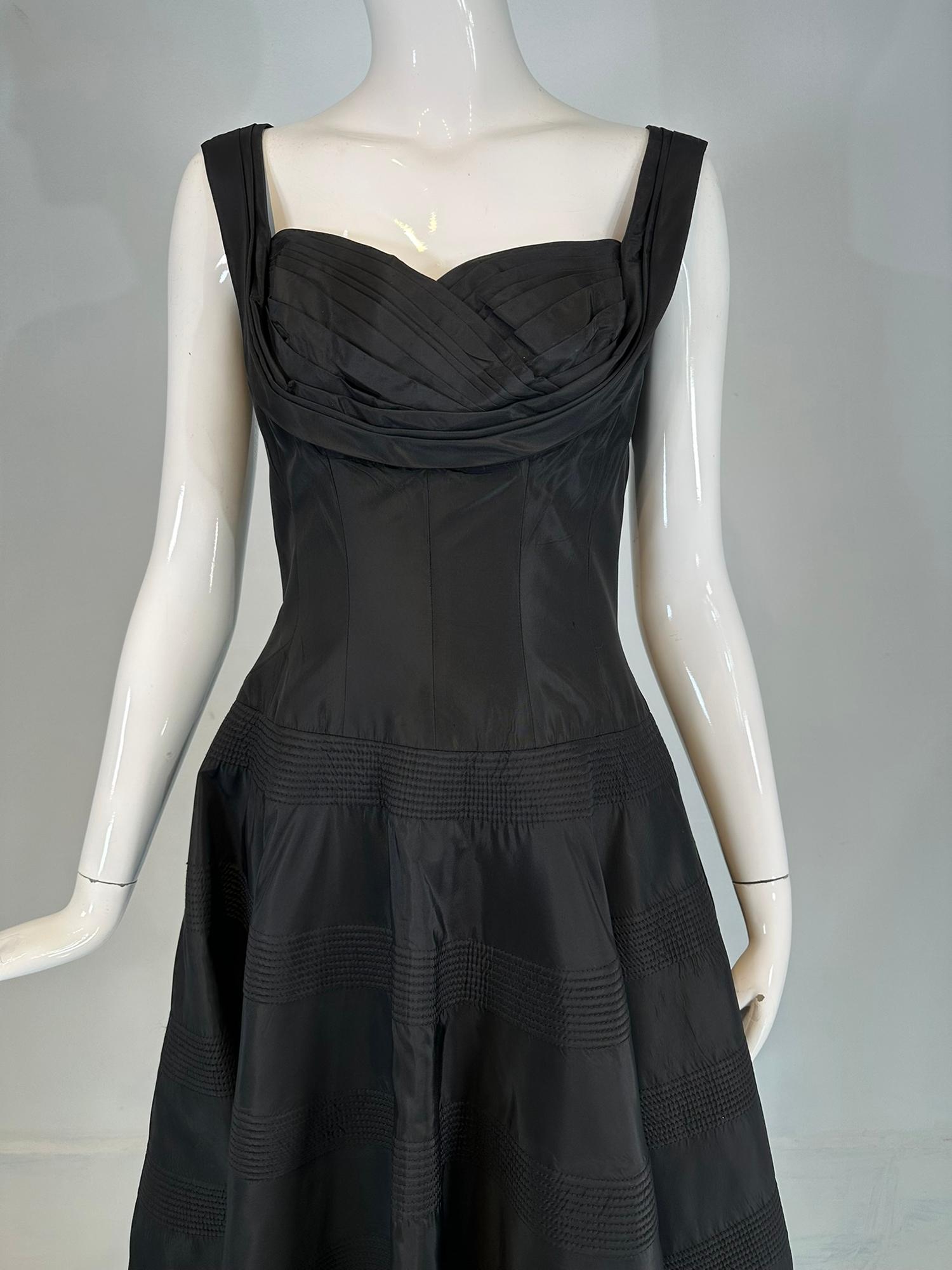 Fred Perlberg 1950er Jahre Schwarzes gestepptes Abendkleid aus Taft mit Rundhalsausschnitt und vollem Rock im Angebot 10