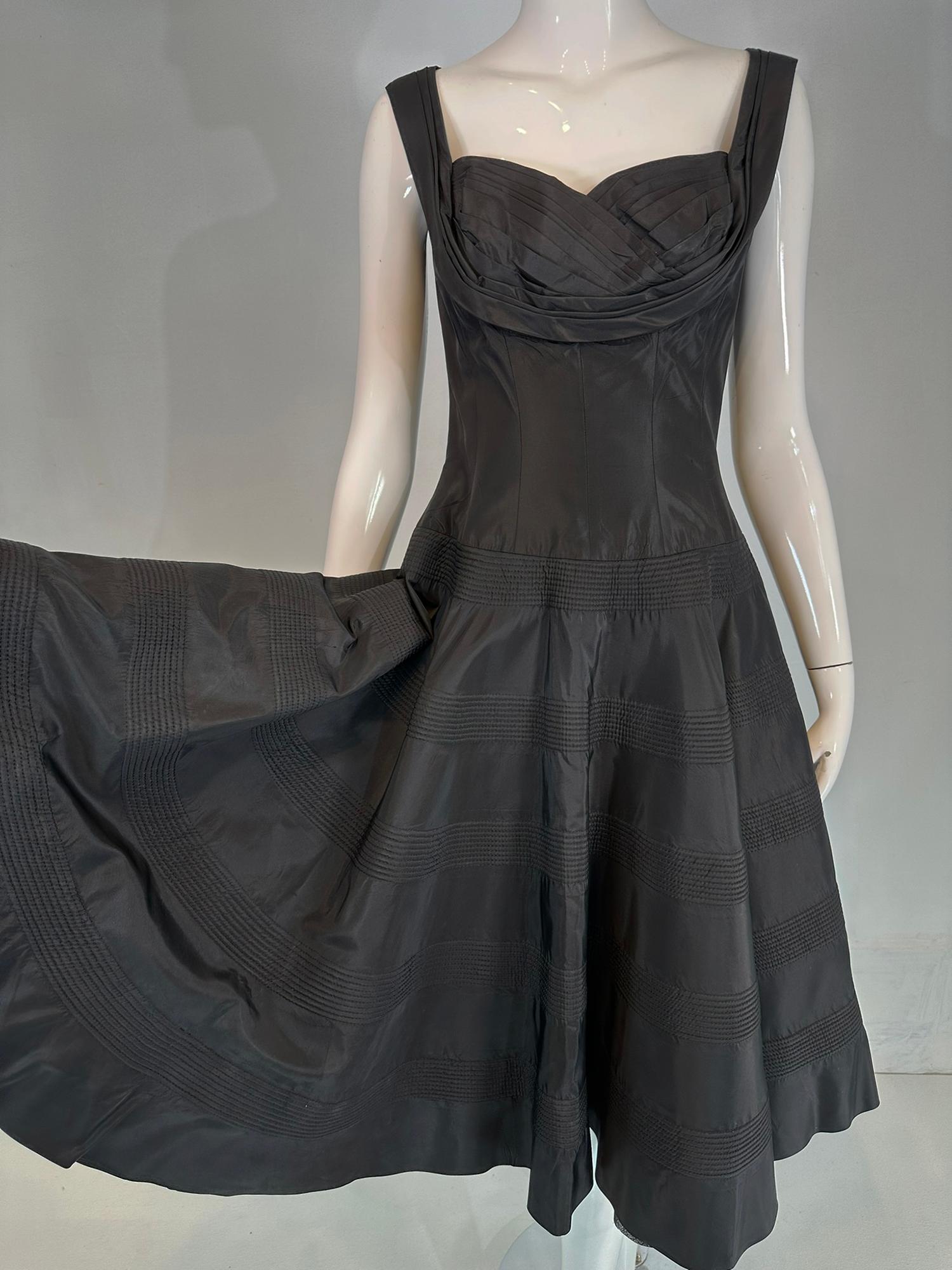 Fred Perlberg 1950er Jahre Schwarzes gestepptes Abendkleid aus Taft mit Rundhalsausschnitt und vollem Rock im Angebot 11