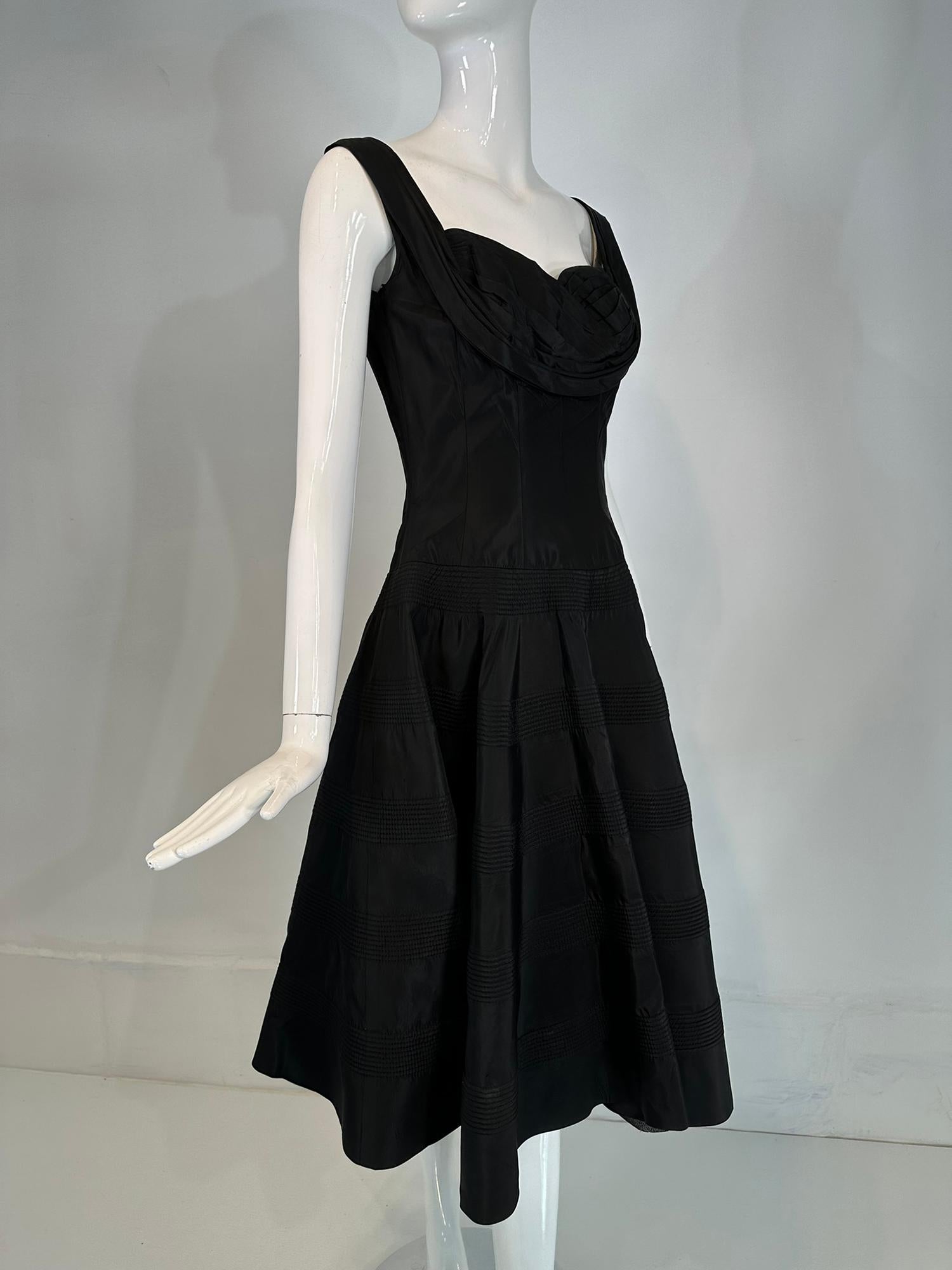 Fred Perlberg 1950s Black Taffeta Scoop Bodice Quilted Full Skirt Evening Dress Pour femmes en vente