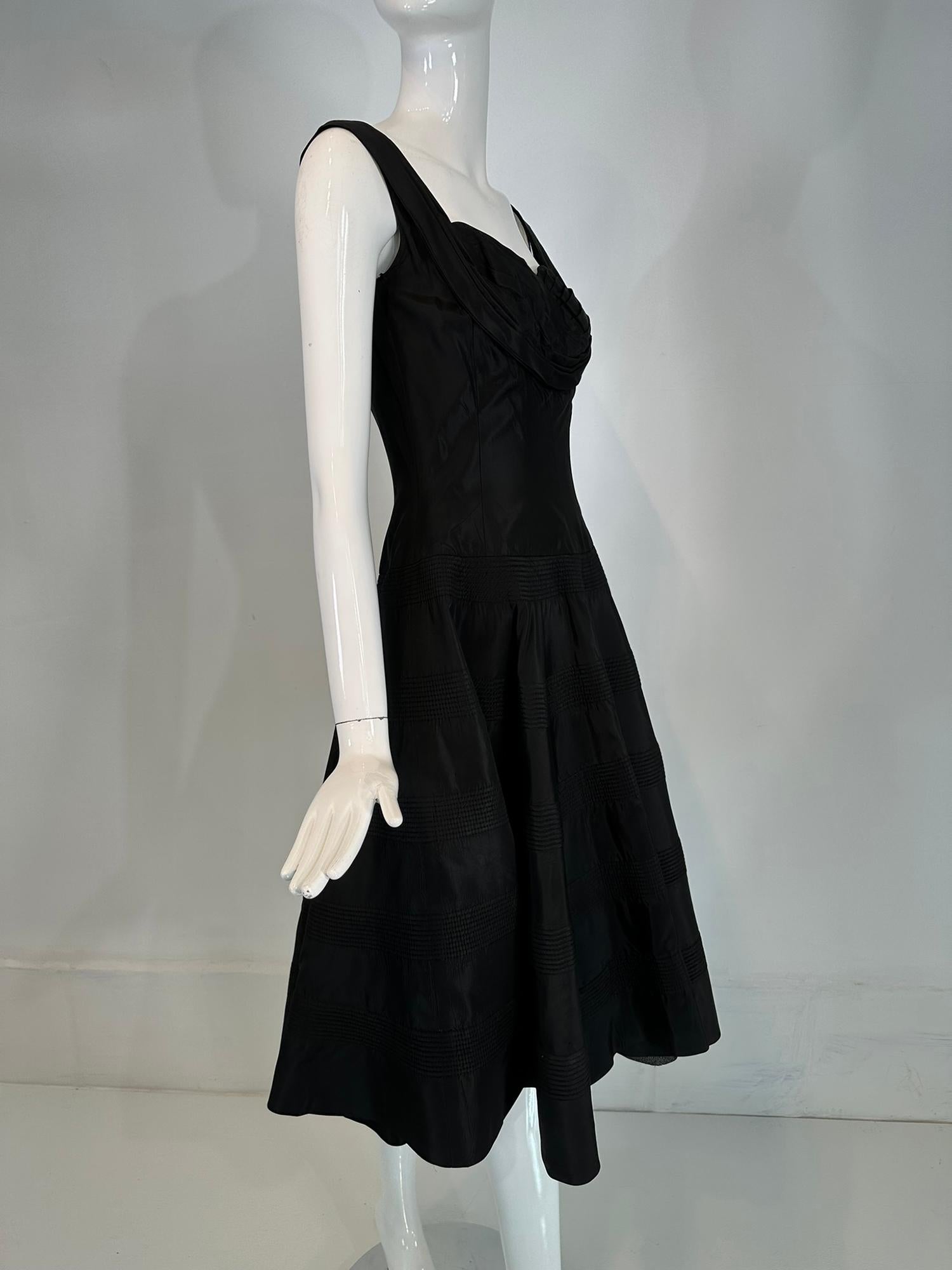 Fred Perlberg 1950er Jahre Schwarzes gestepptes Abendkleid aus Taft mit Rundhalsausschnitt und vollem Rock im Angebot 1