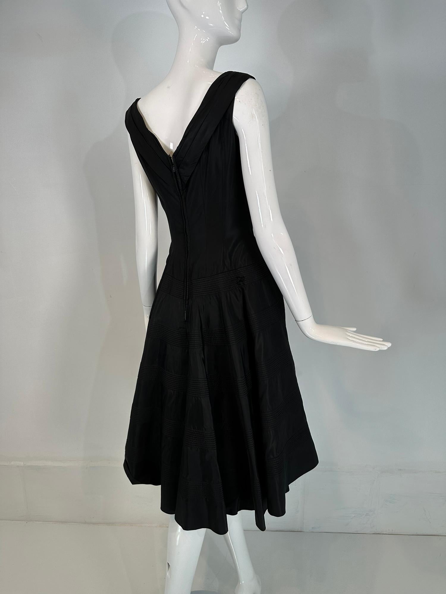 Fred Perlberg 1950er Jahre Schwarzes gestepptes Abendkleid aus Taft mit Rundhalsausschnitt und vollem Rock im Angebot 3