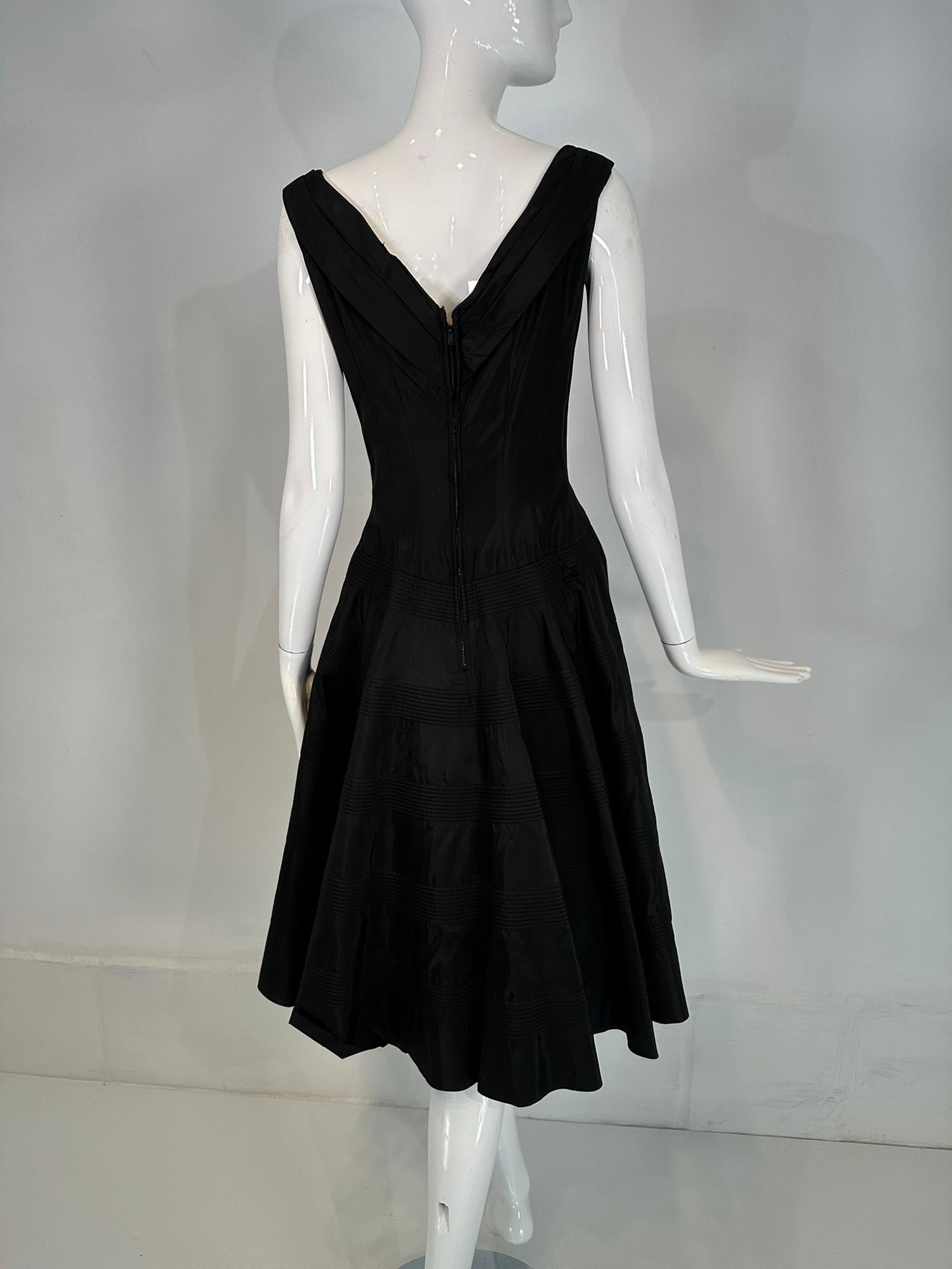 Fred Perlberg 1950er Jahre Schwarzes gestepptes Abendkleid aus Taft mit Rundhalsausschnitt und vollem Rock im Angebot 4