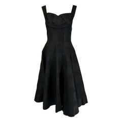 Fred Perlberg Vestido de noche con falda acolchada y cuerpo de tafetán negro de los años 50