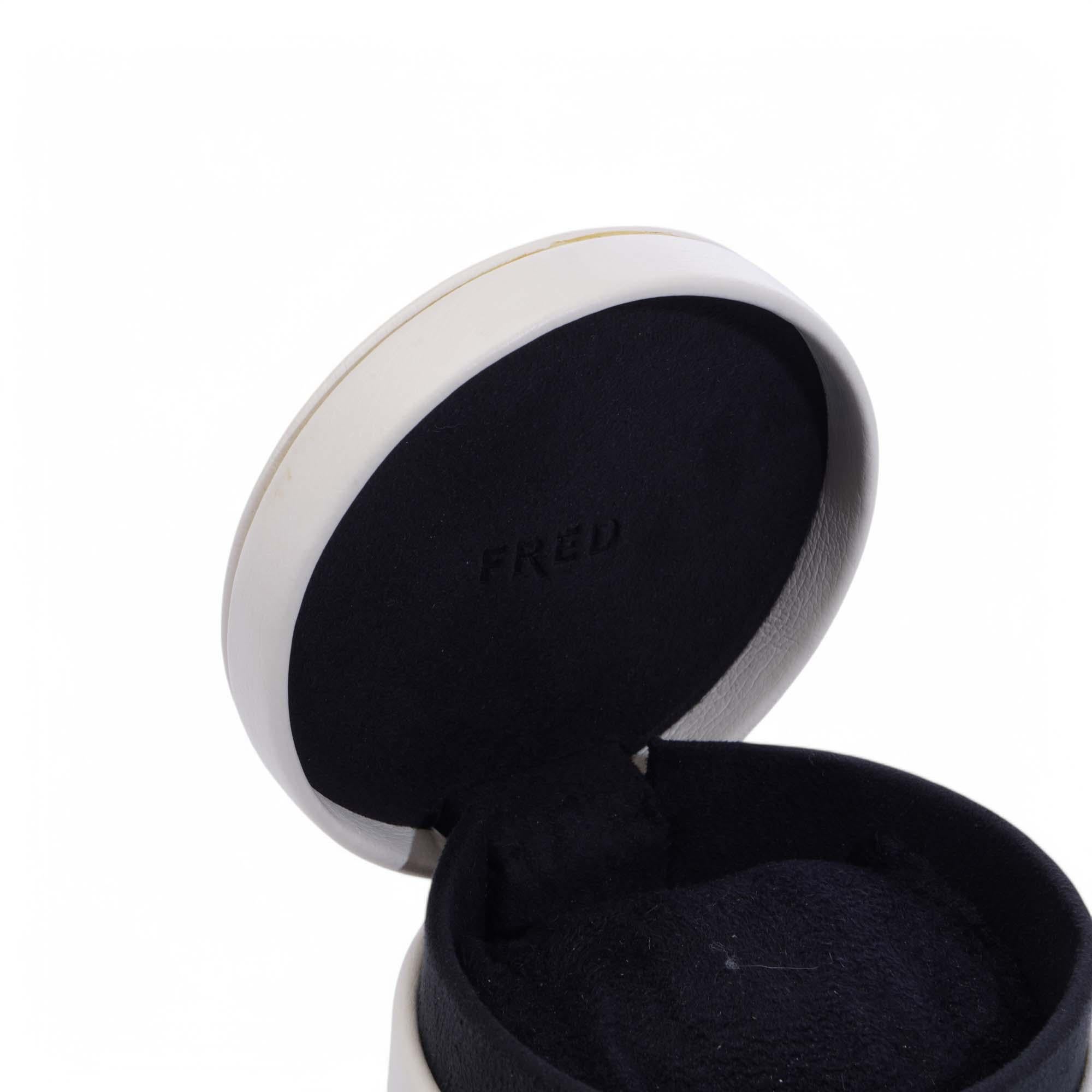 Boîte à bijoux ronde Fred. 

Période : Fin du 20e siècle
MATERIAL : Extérieur texturé blanc cassé et doublure en tissu noir
Objectif : Conçu pour les bijoux de grande taille tels que les bracelets ou les montres.
Dimensions : 9 cm de diamètre, 6,6