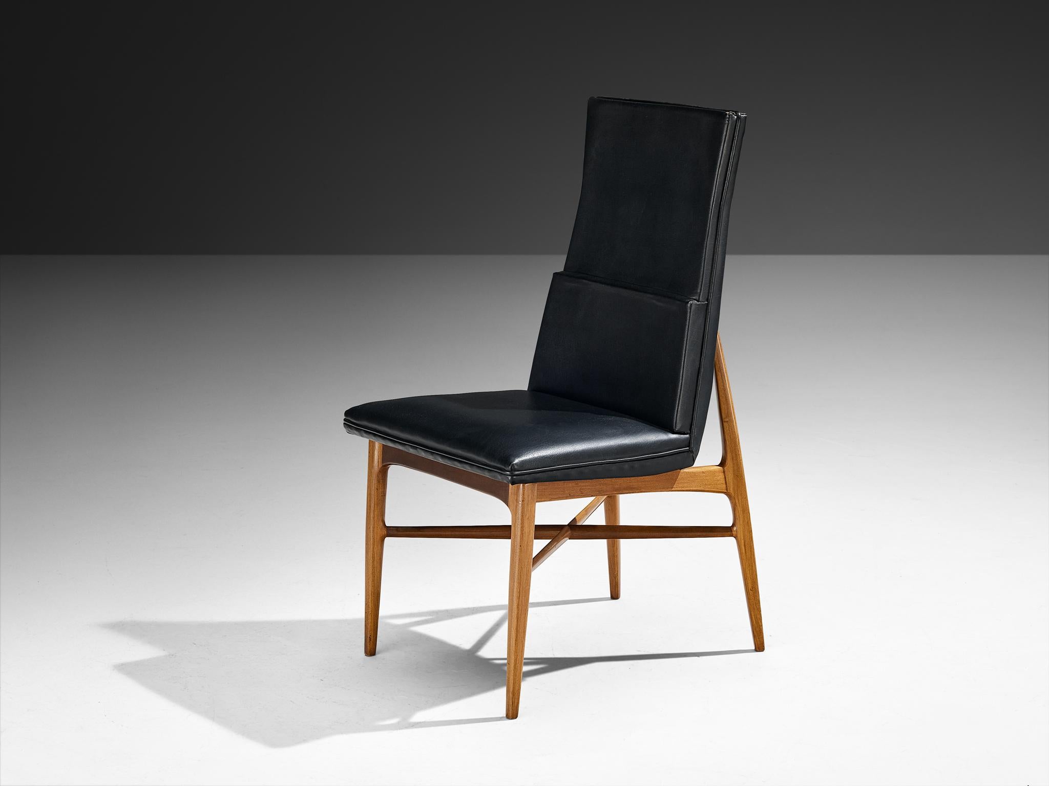 Fred Sandra für De Coene, Esszimmerstuhl, Modell 'UP 636', Nussbaum, Kunstleder, Belgien, 1960er Jahre

Dieser elegante Esszimmerstuhl gehört zur Serie Madison, die von Fred Sandra für De Coene entworfen wurde. Dieses Design hat einen Rahmen aus