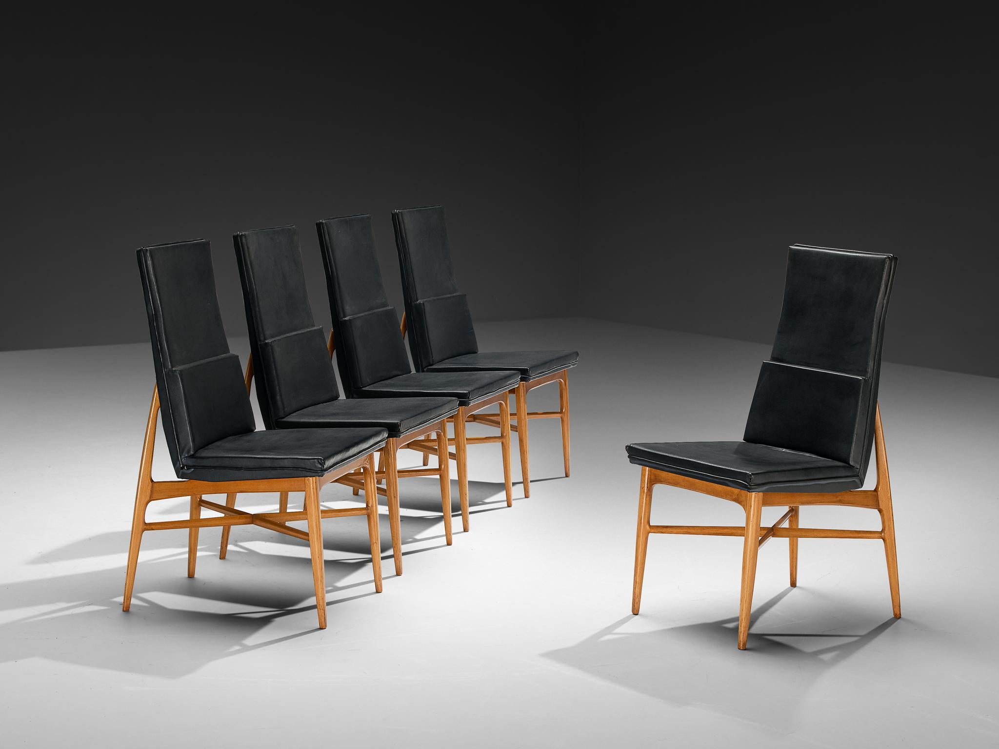 Fred Sandra für De Coene, Satz von fünf Esszimmerstühlen, Modell 'UP 636', Nussbaum, Kunstleder, Belgien, 1960er Jahre

Diese eleganten Esszimmerstühle gehören zur Serie Madison, die von Fred Sandra für De Coene entworfen wurde. Diese majestätischen