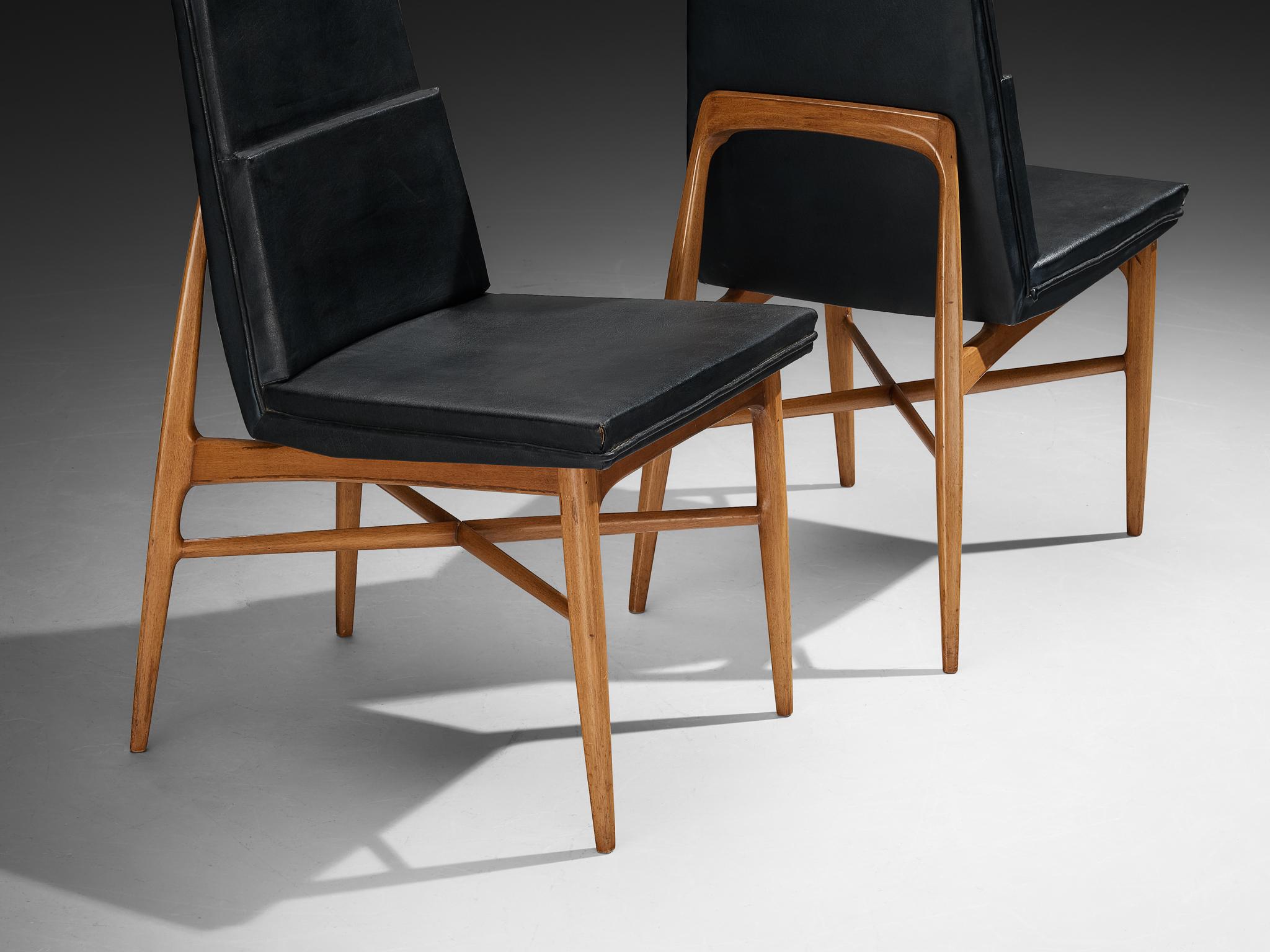 Fred Sandra für De Coene Fünfer-Set 'Madison' Esstischstühle aus Nussbaum (Moderne der Mitte des Jahrhunderts) im Angebot