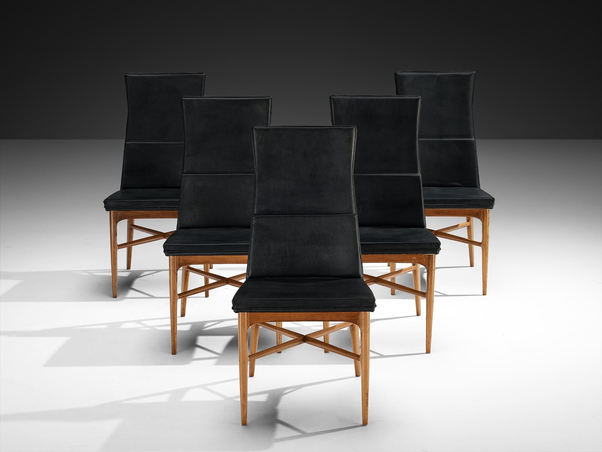 Fred Sandra für De Coene Fünfer-Set 'Madison' Esstischstühle aus Nussbaum (Kunstleder) im Angebot