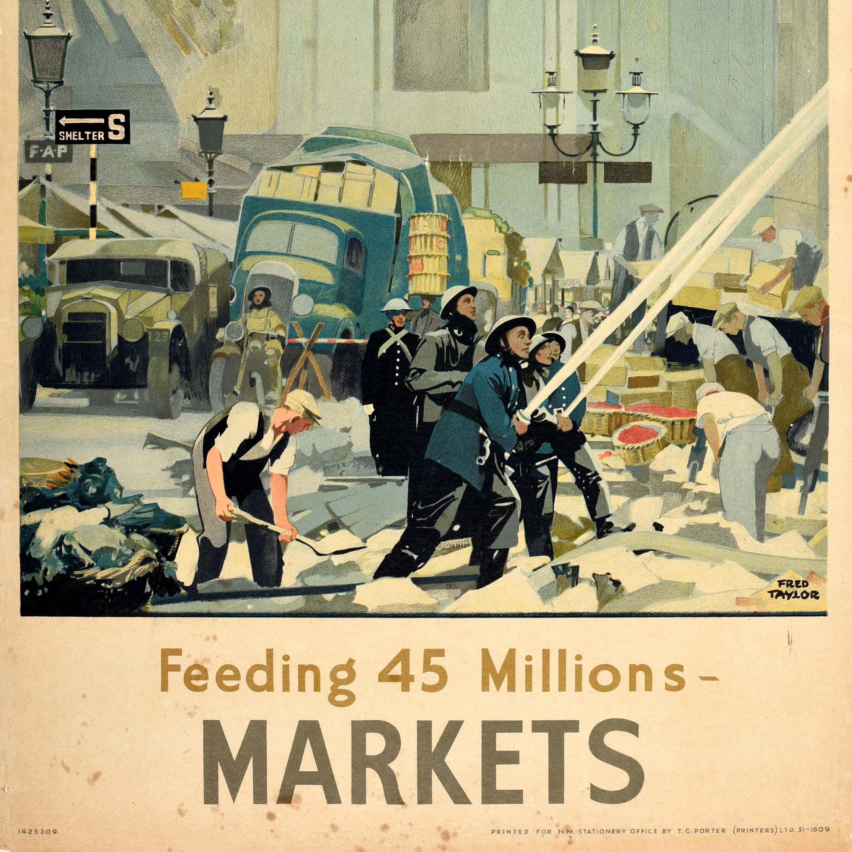 Cartel original de época de la Segunda Guerra Mundial - Alimentando 45 Millones de Mercados - con ilustraciones del notable artista británico Fred Taylor (1875-1963) que representan una imagen de guerra de bomberos con sus mangueras disparando agua