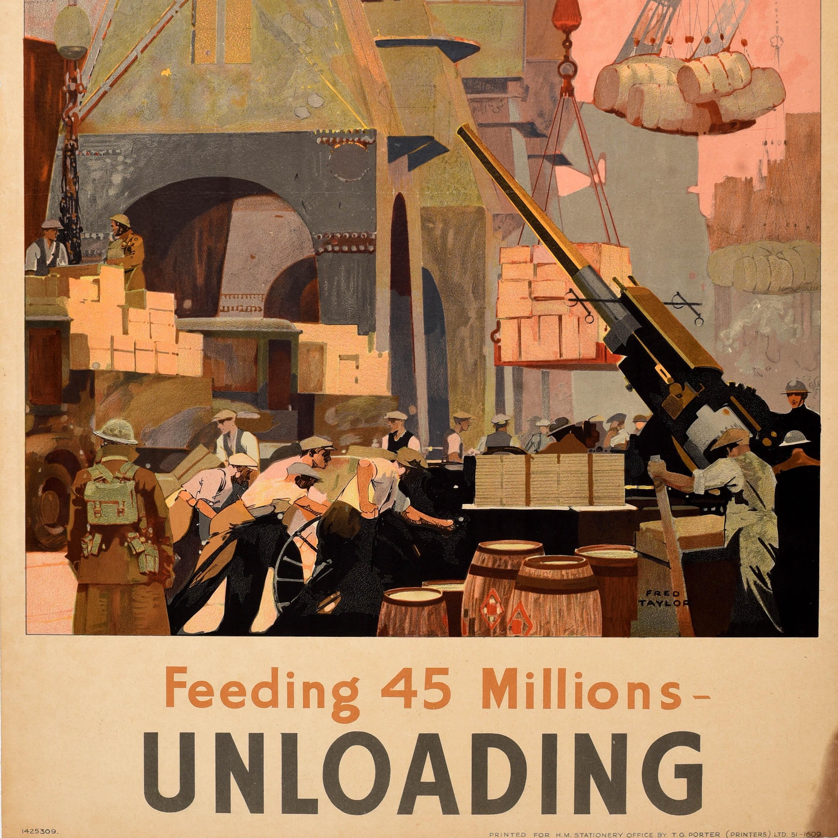 Poster originale d'epoca della Seconda Guerra Mondiale - Feeding 45 Millions Unloading, opera del noto artista britannico Fred Taylor (1875-1963), raffigurante un'affollata immagine del tempo di guerra di operai che spingono carrelli e caricano
