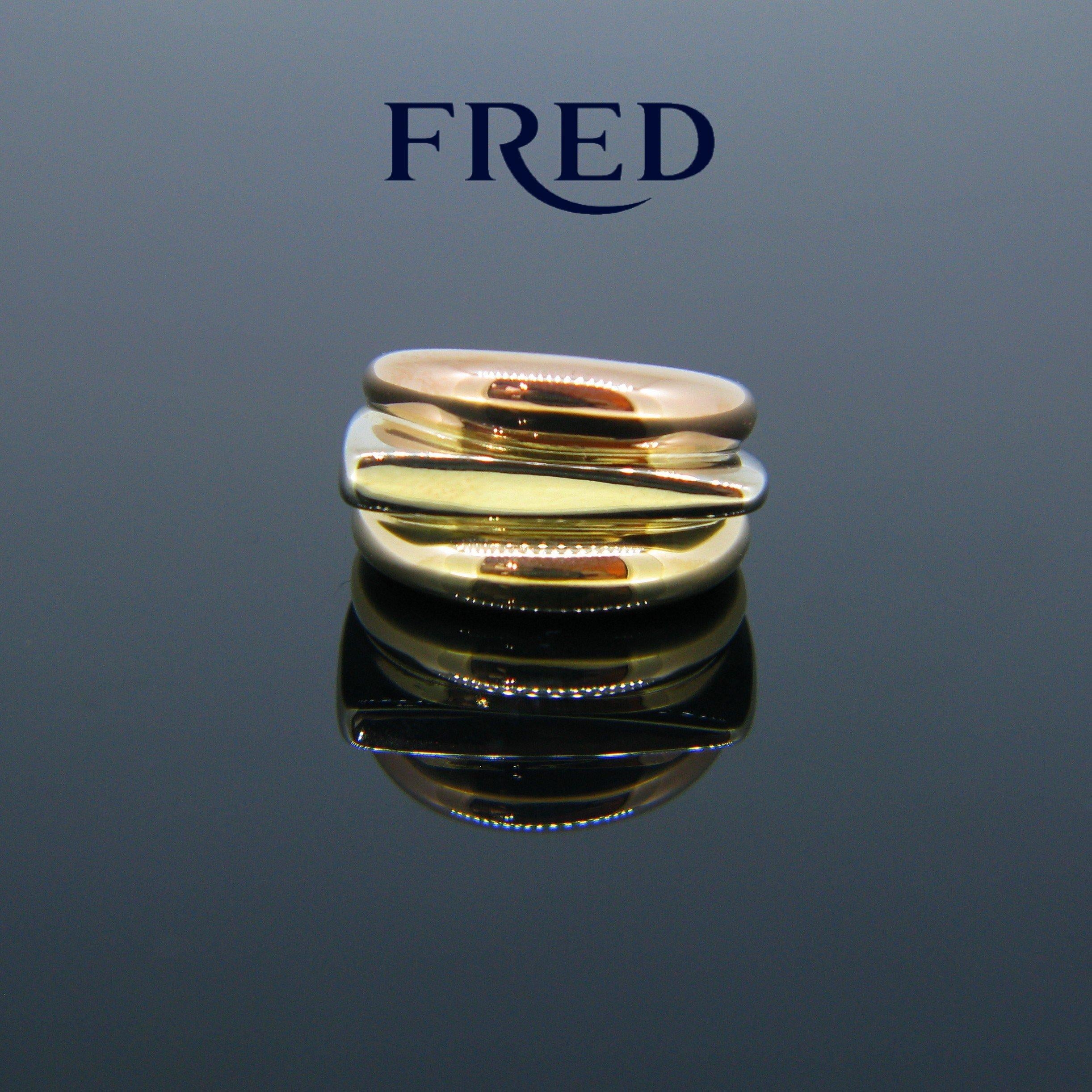 This fashionable ring is signed Fred Paris. It is made in 18kt white, yellow and rose gold. The collection is called Success. The ring is in great condition and has been polished as new. It is a very comfortable ring to wear every day with a cool