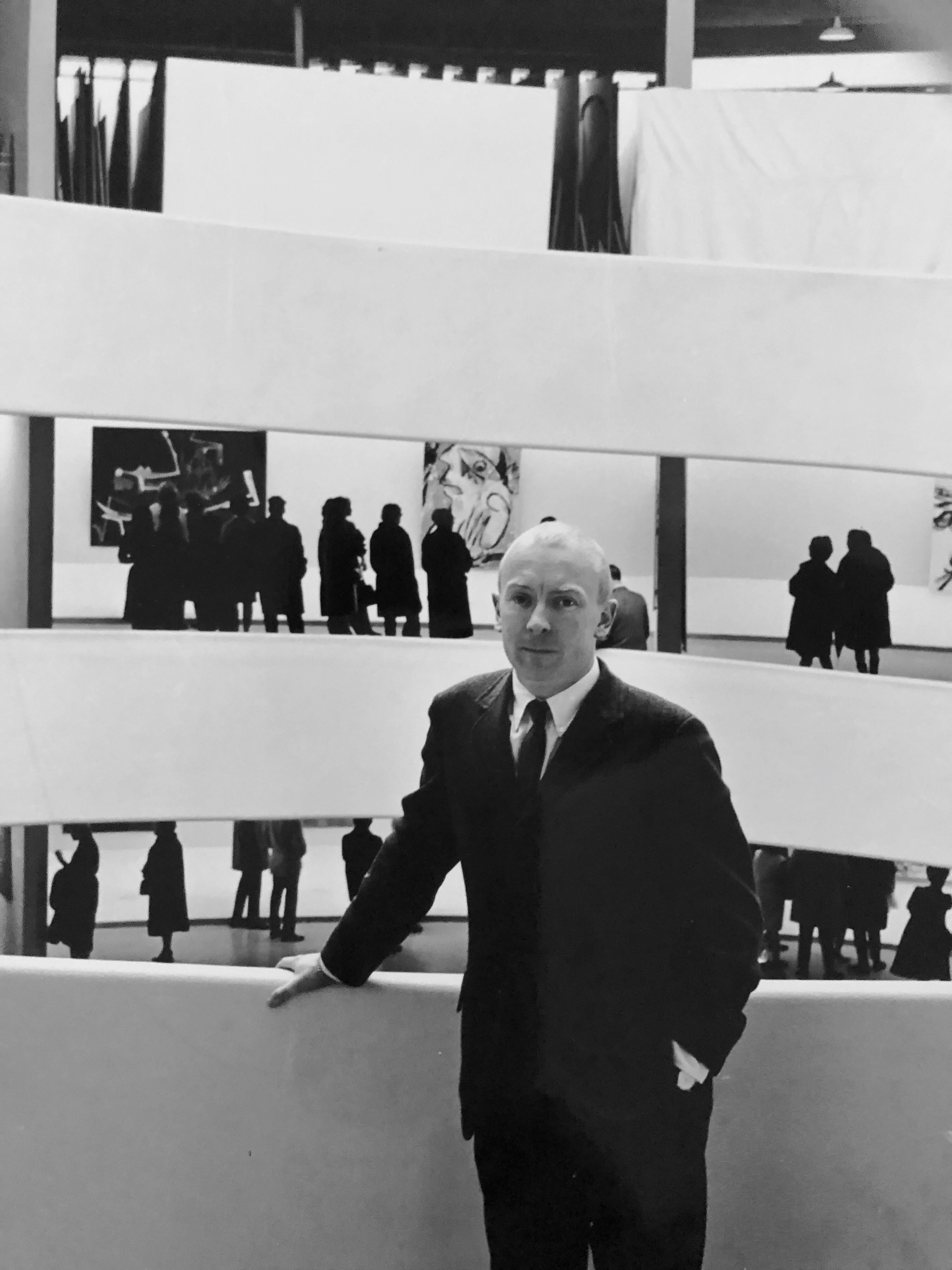 Photographie vintage en gélatine argentique pour photographie de l'architecture du musée Guggenheim - Alloway - Argent Black and White Photograph par Fred W. McDarrah