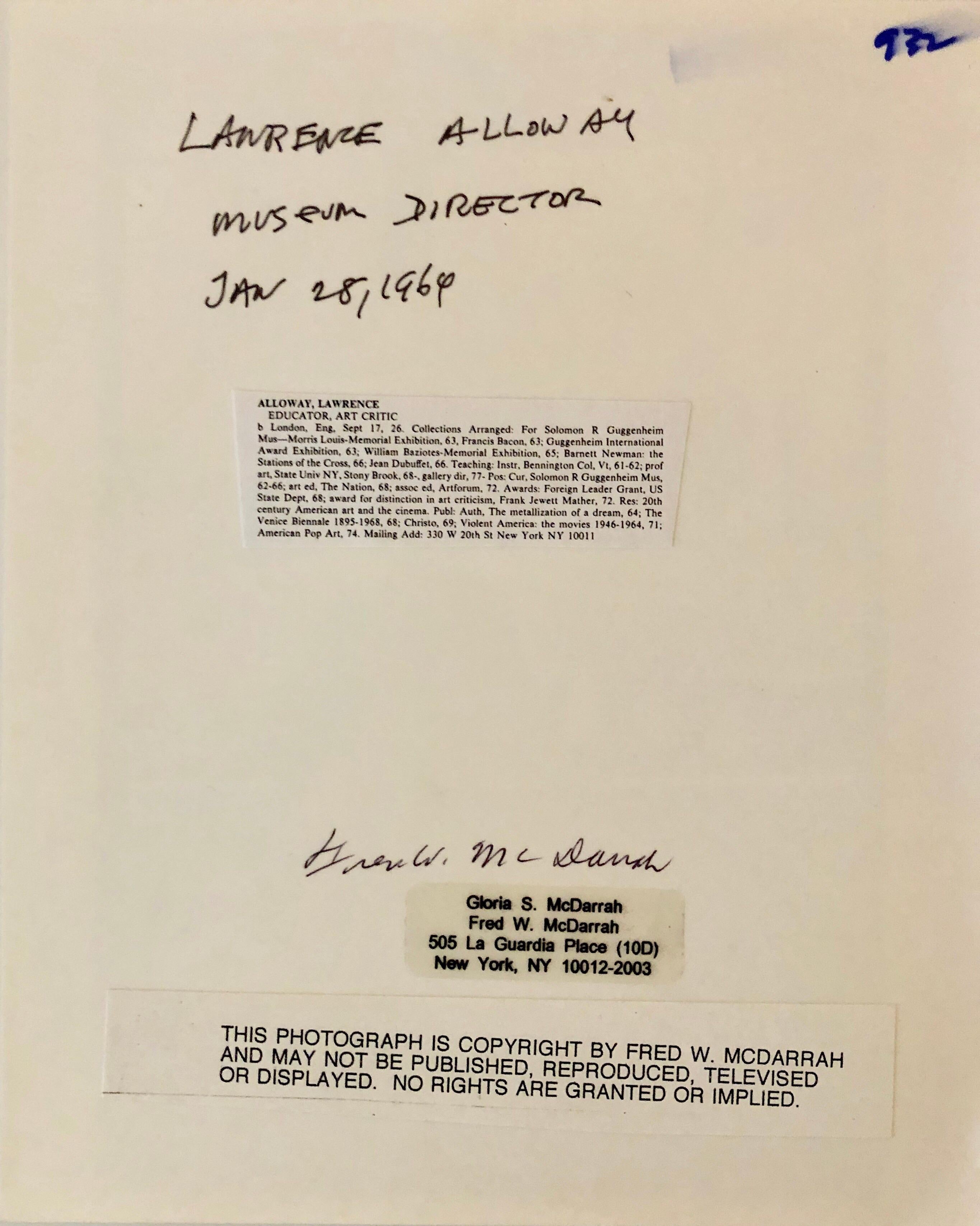 Lawrence Alloway Directeur du musée 28 janvier 1964
Photographe - Fred McDarrah 

Sur une période de 50 ans, McDarrah a documenté l'ascension de la Beat Generation, le mouvement artistique postmoderne de la ville, ses acteurs off-off-Broadway, ses