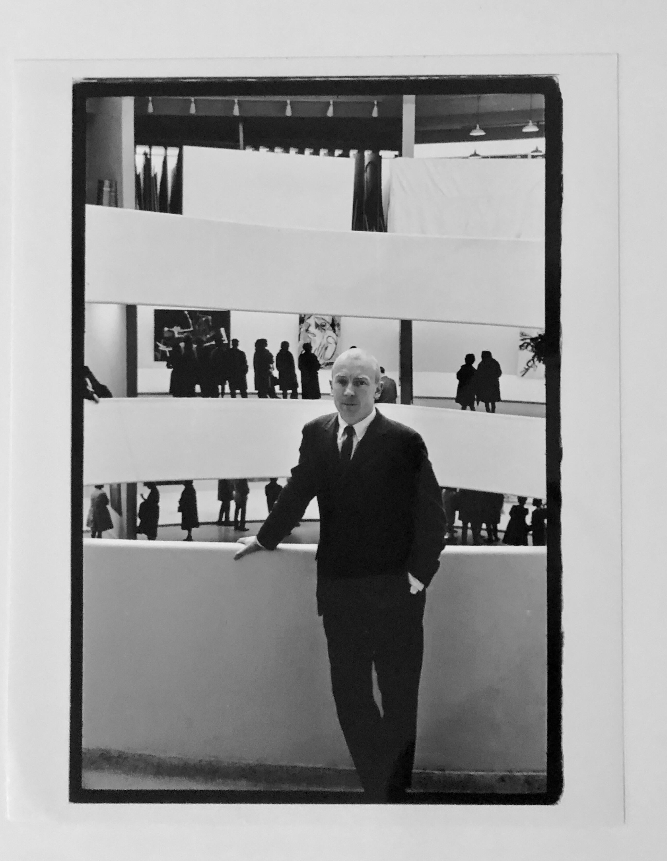 Lawrence Alloway Director del Museo 28 Ene 1964
Fotógrafo - Fred McDarrah 

A lo largo de 50 años, McDarrah documentó el ascenso de la Generación Beat, el movimiento artístico posmoderno de la ciudad, sus actores off-off-Broadway, trovadores,