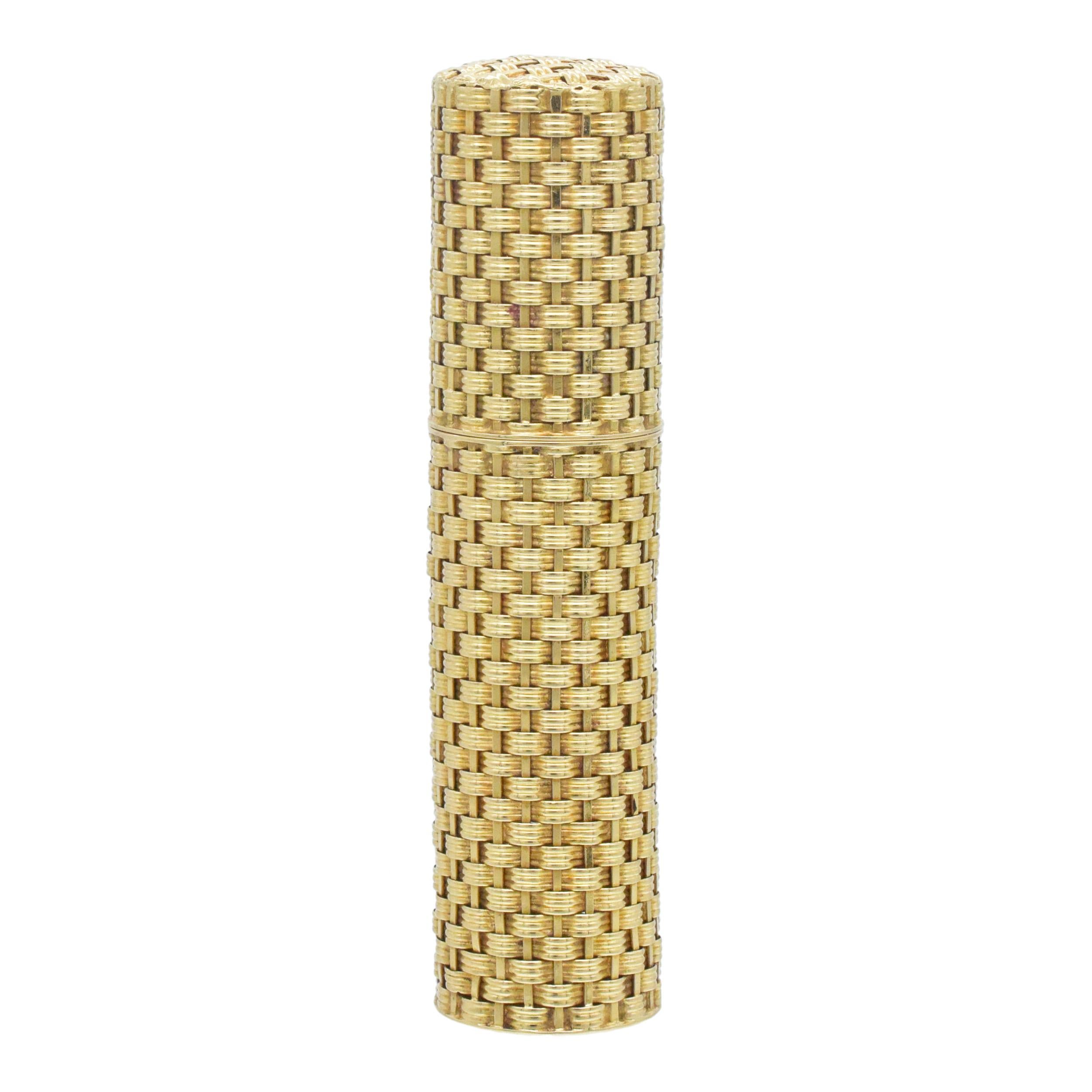 Porte-parfum en or jaune 18k tissé par Fred. Le support contient un flacon de parfum rechargeable. Inscrit : Fred. Estampillé : Marque de fabrique et or français
marque de fabrique. Diamètre : 20,5 mm. Hauteur :
85.5mm. Poids : 33,4 grammes.